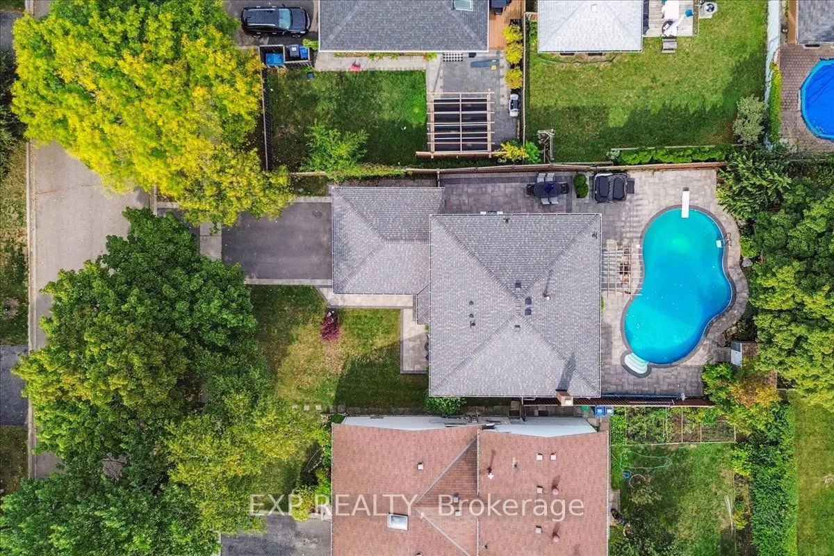 1923 Steepbank Crescent