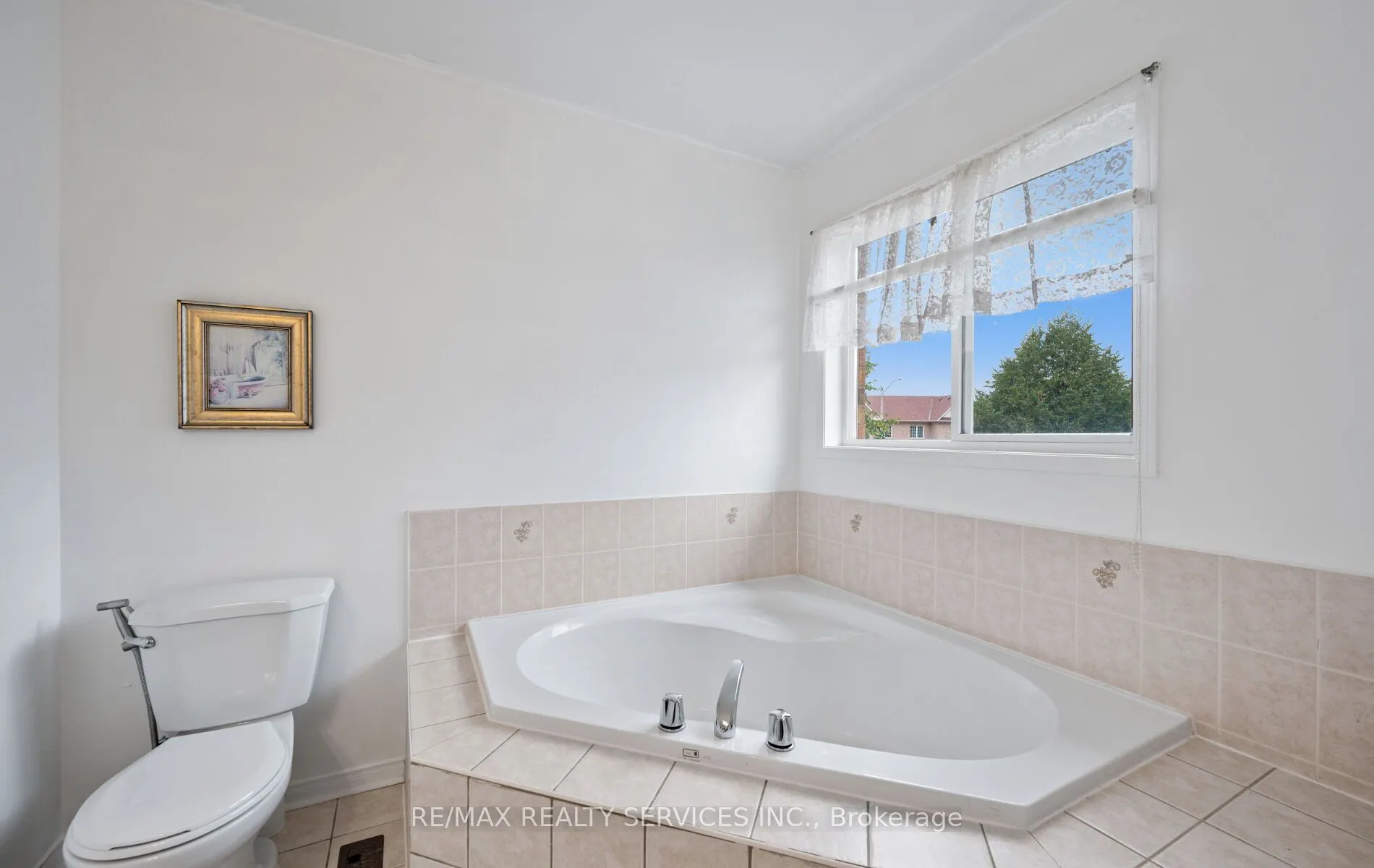 87 Queen Mary Drive