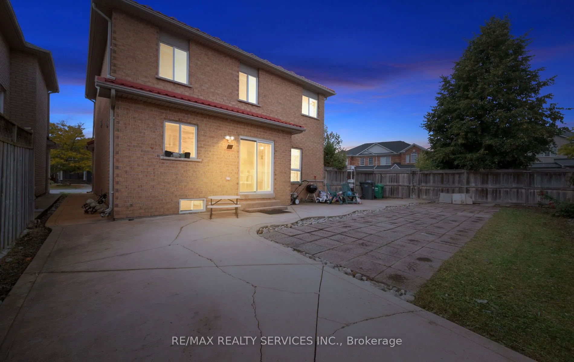 87 Queen Mary Drive