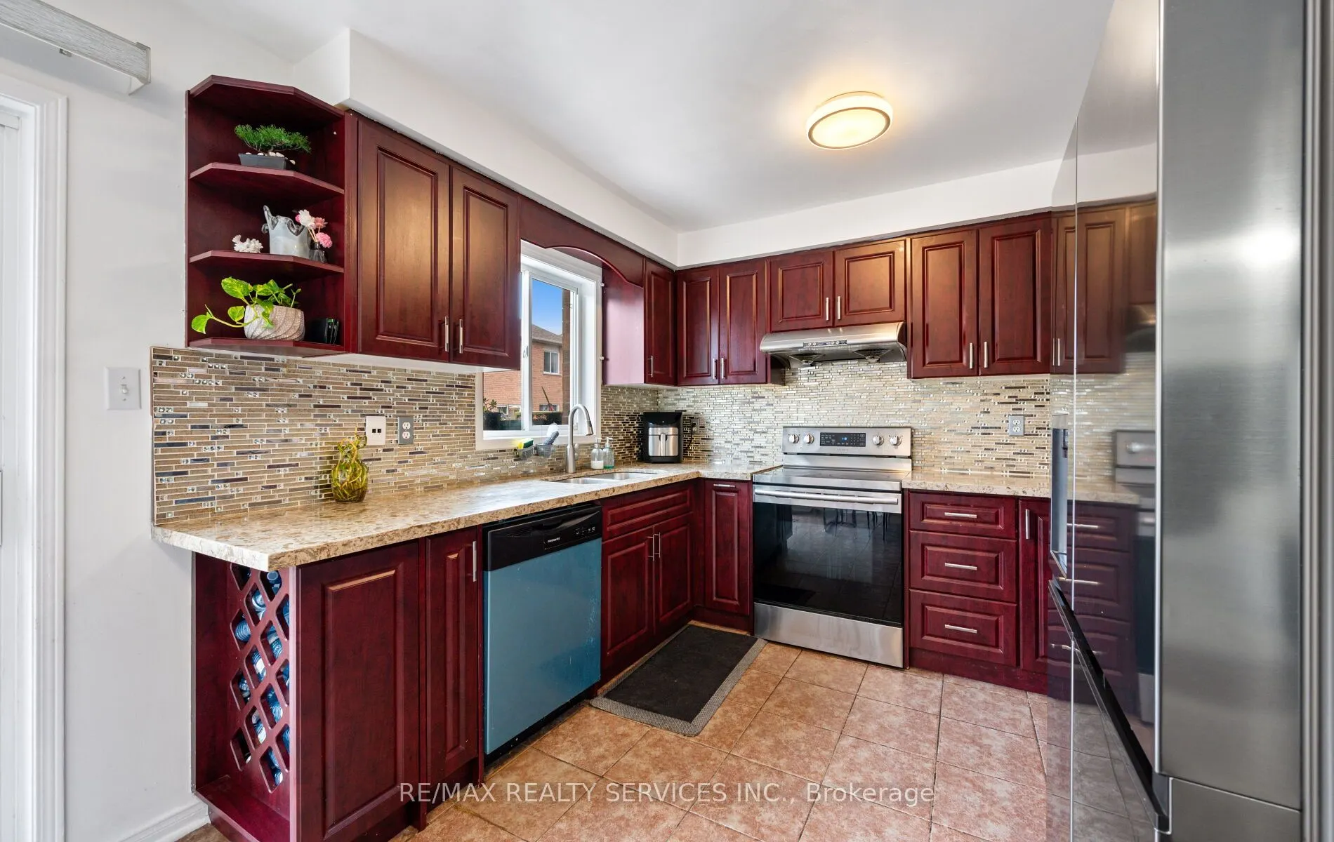 87 Queen Mary Drive