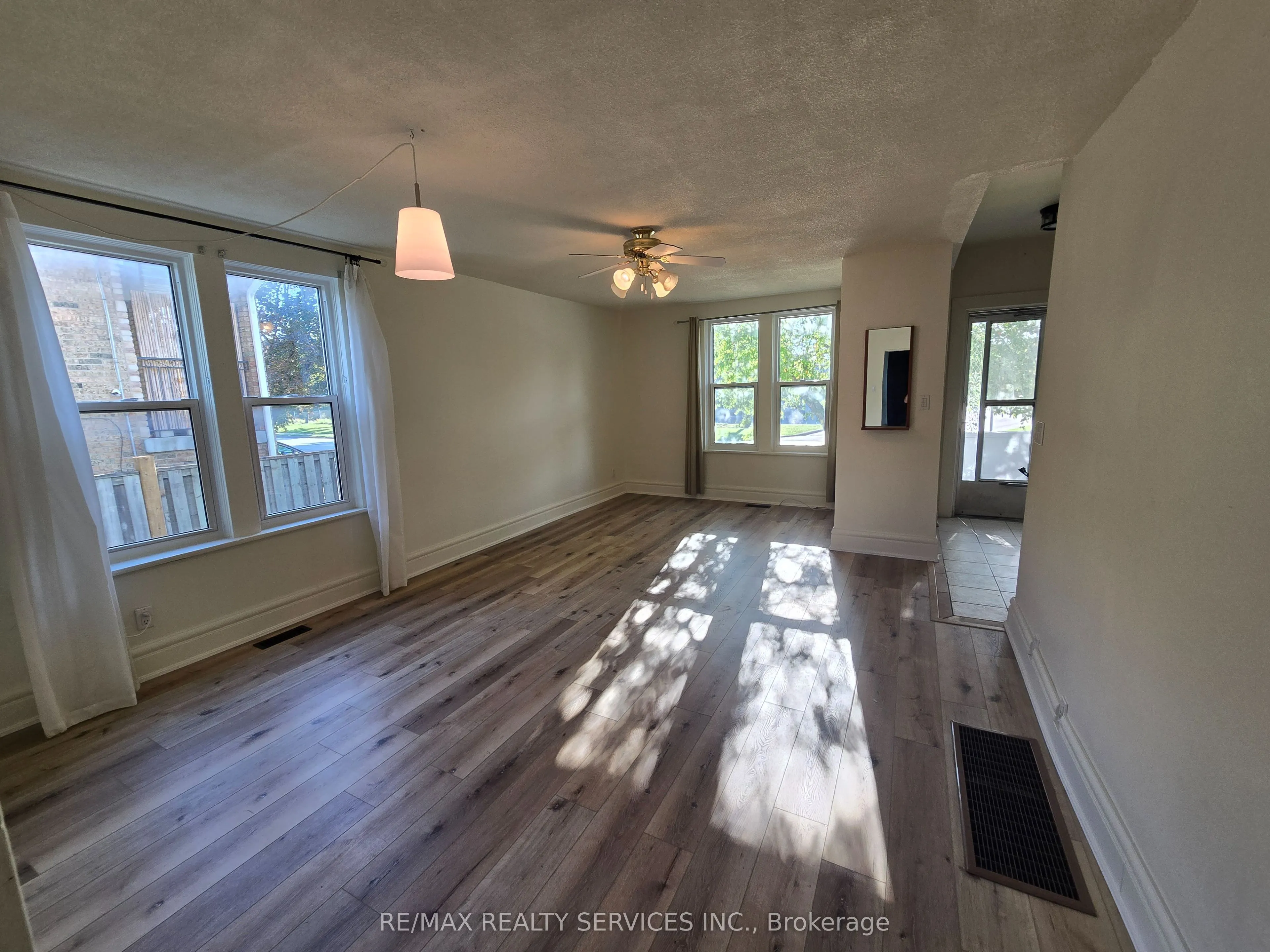82 Rosedale Avenue W