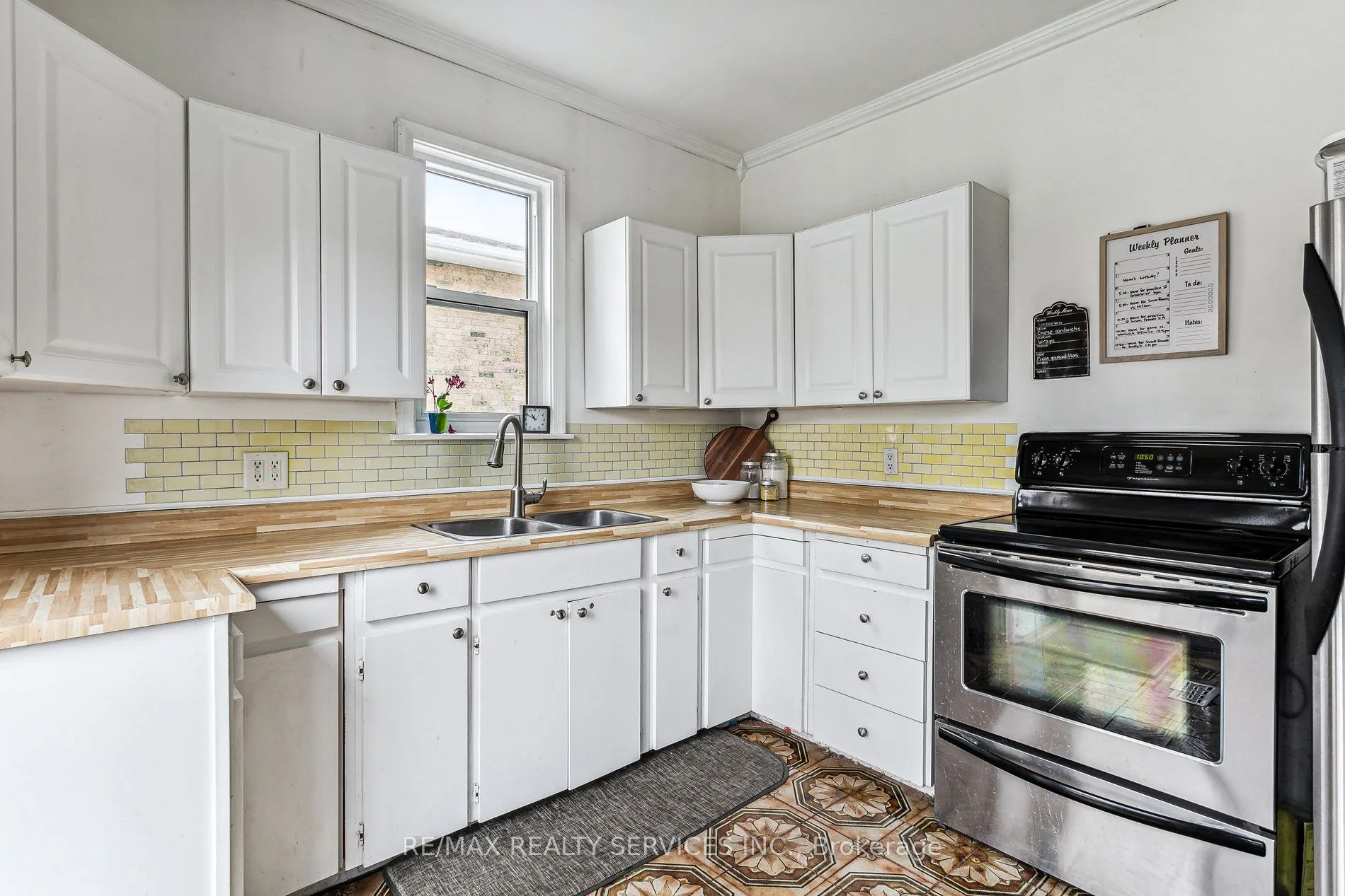 82 Rosedale Avenue W