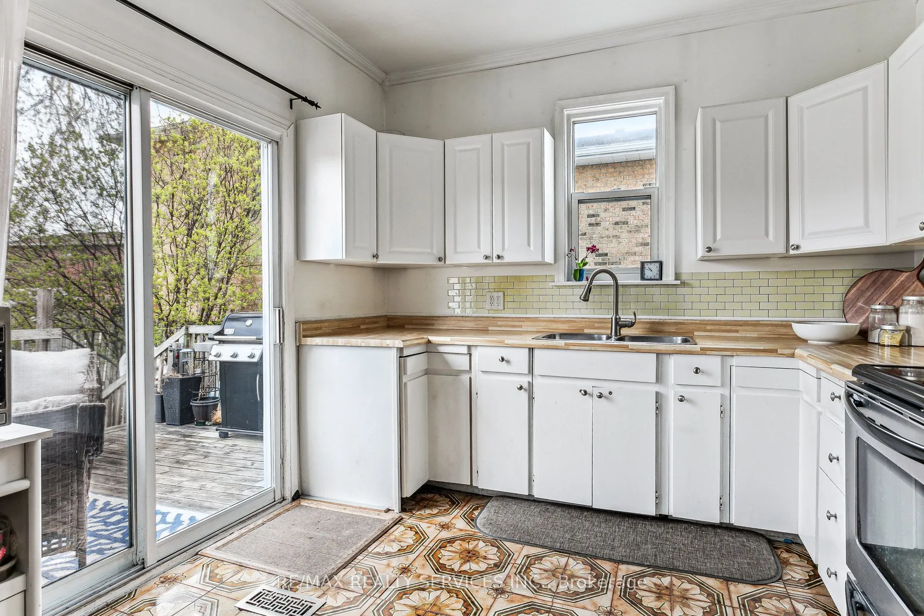82 Rosedale Avenue W