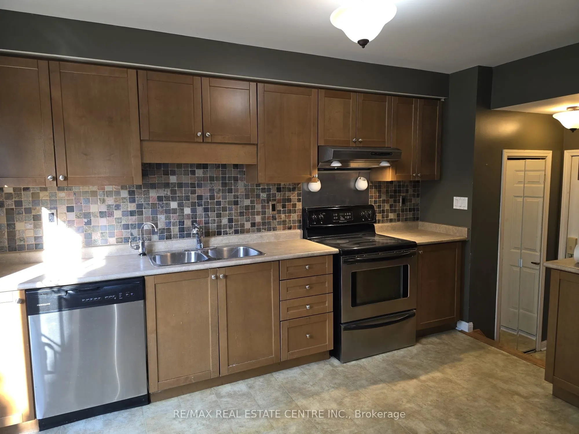 1159 Riddell Crescent