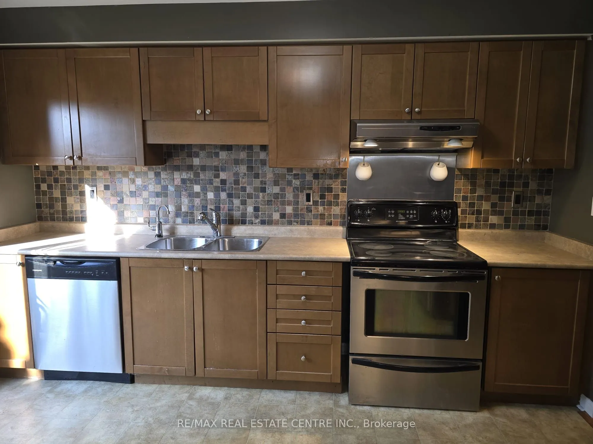 1159 Riddell Crescent