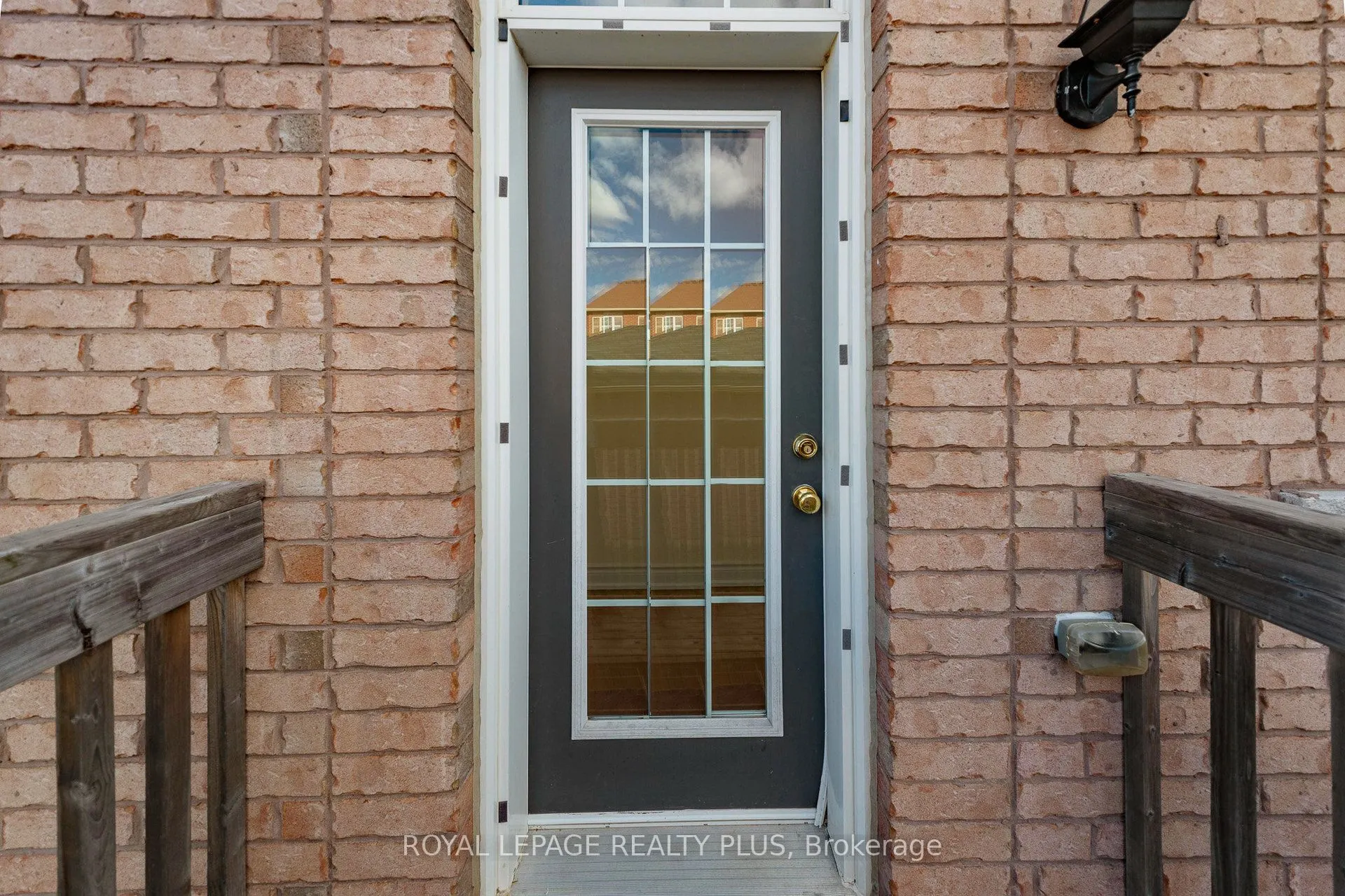 5371 Tenth Line W
