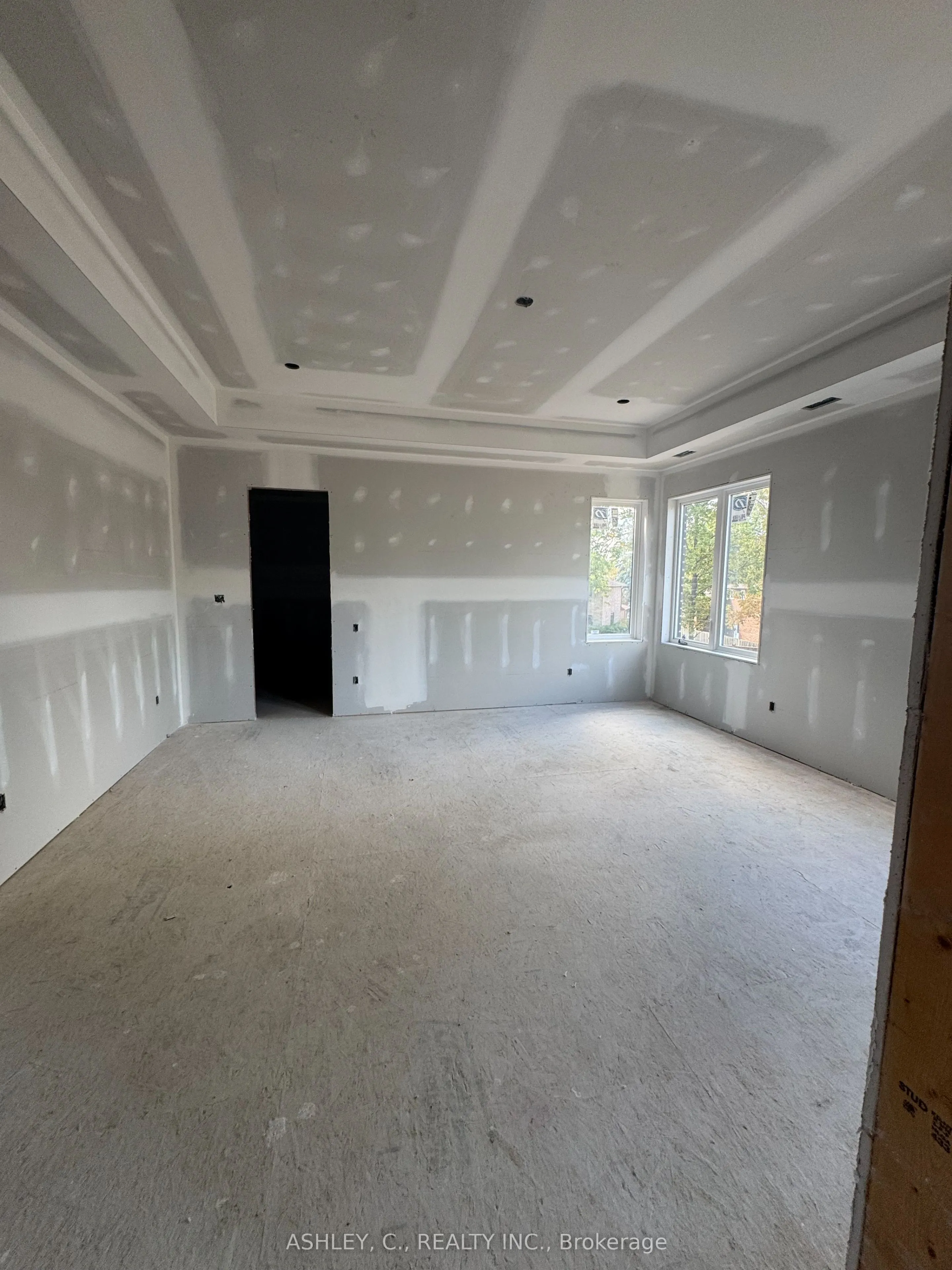 2574 Sharon Crescent