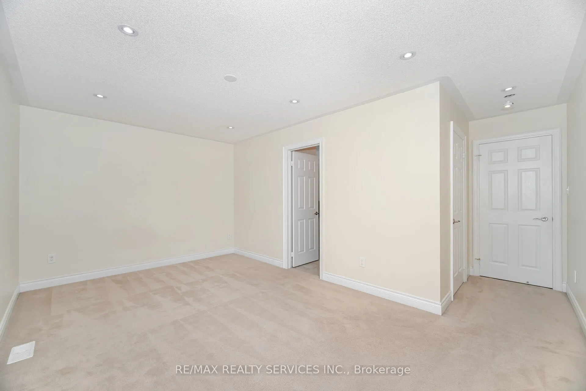 6 BEACON HILL Drive