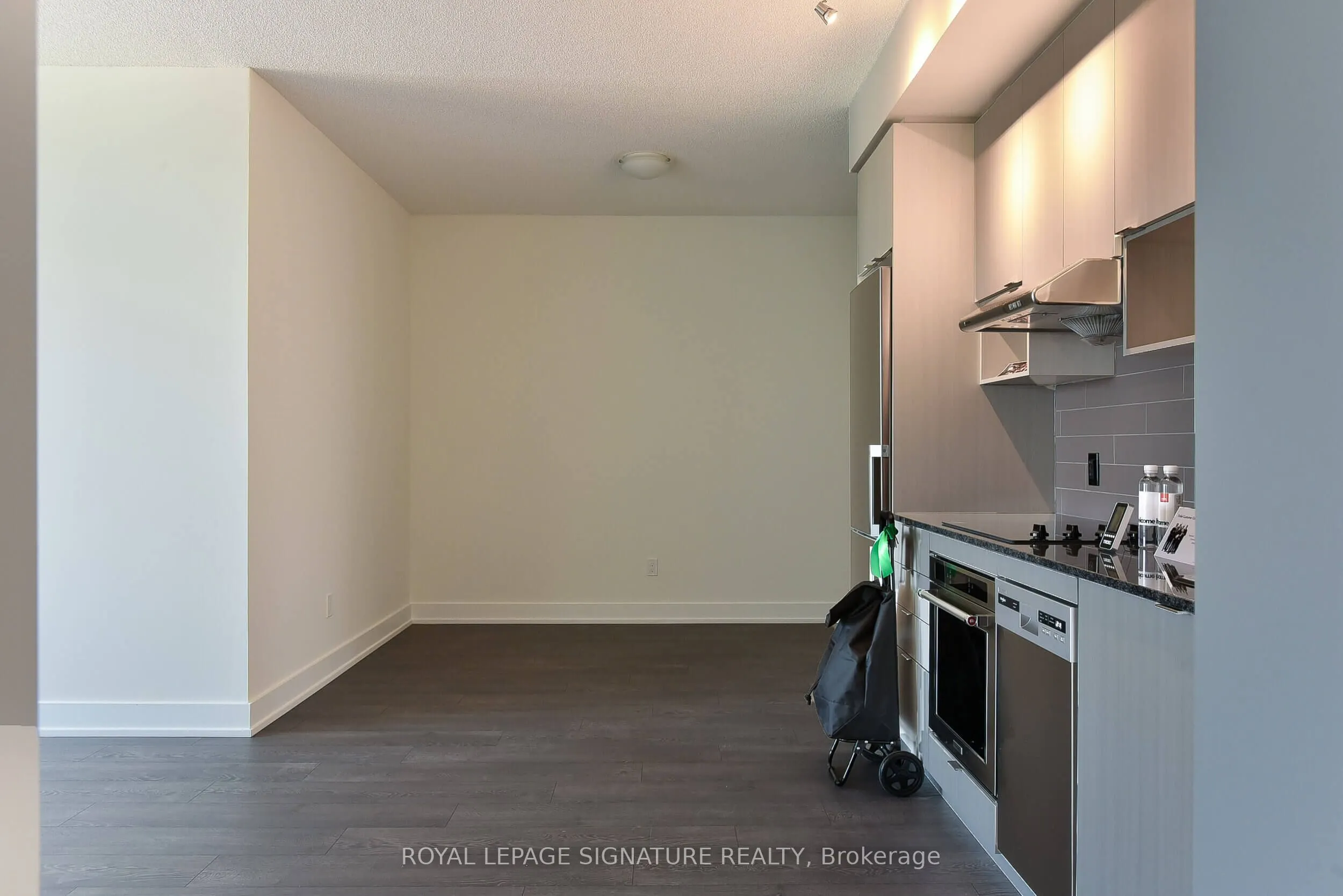 7 Mabelle Avenue, #4006