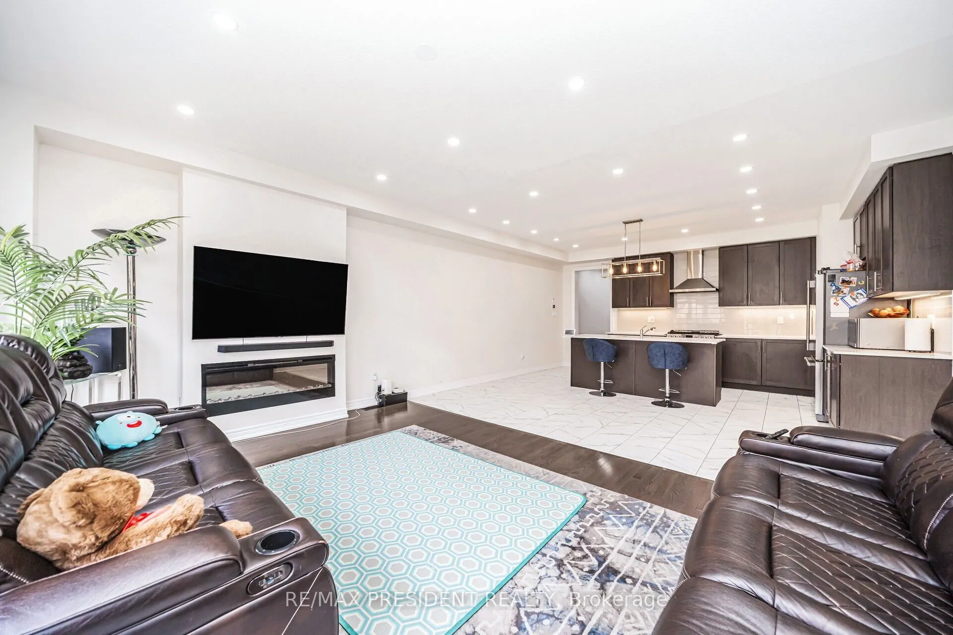 25 Adventura Road