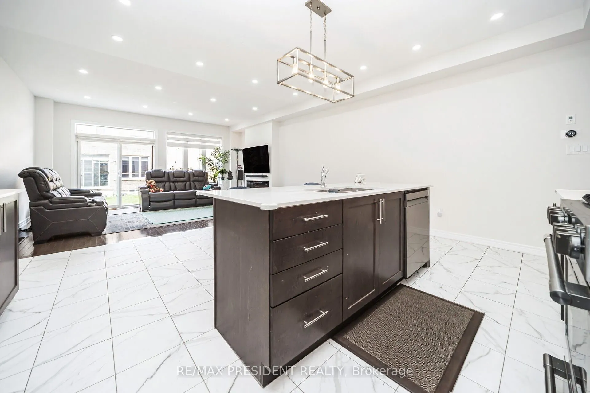 25 Adventura Road