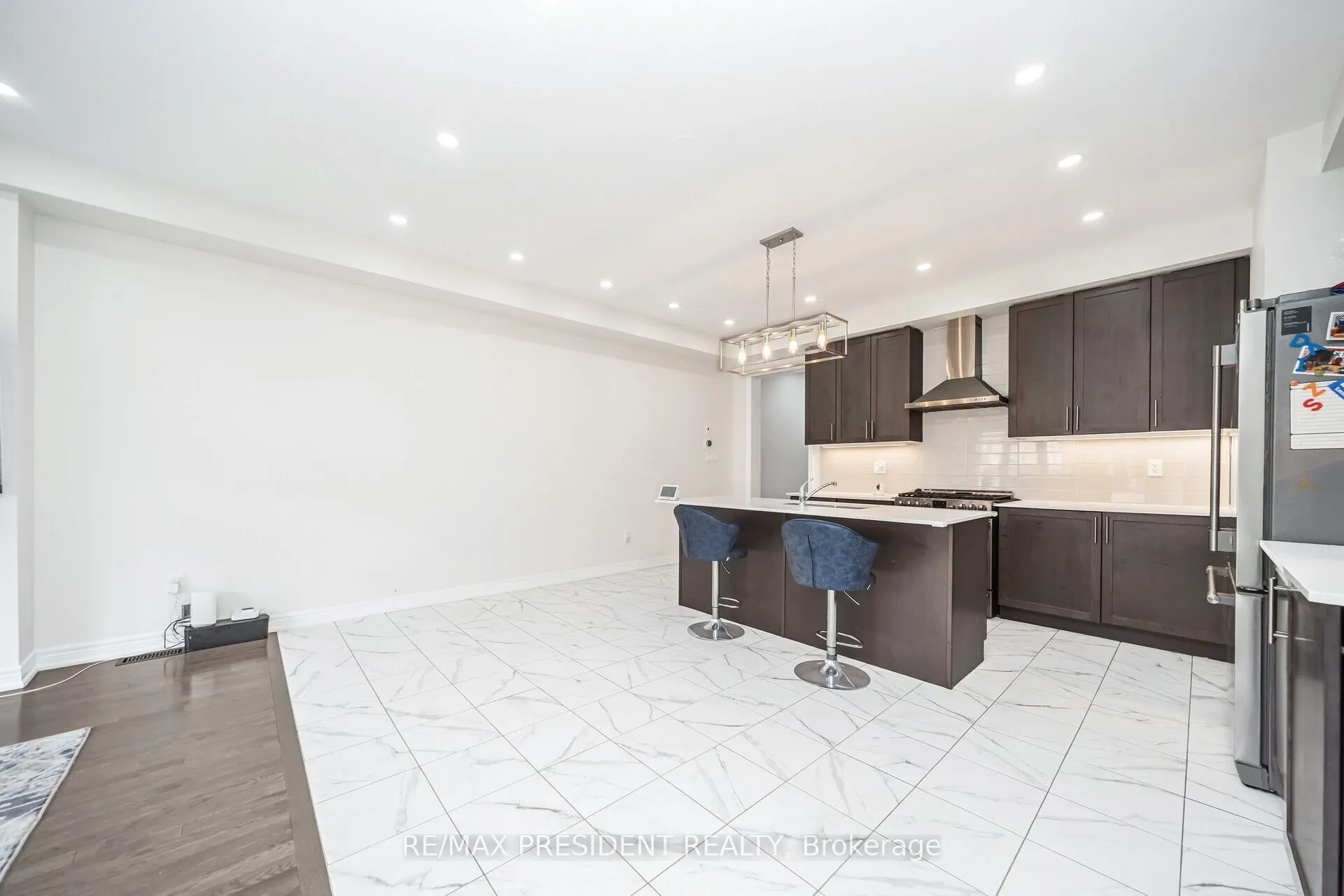 25 Adventura Road