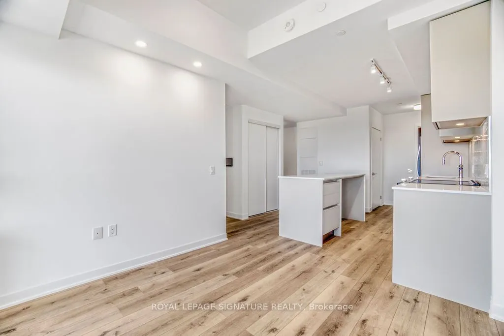 395 Dundas Street W, #513
