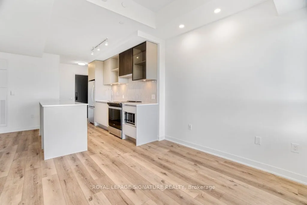 395 Dundas Street W, #513