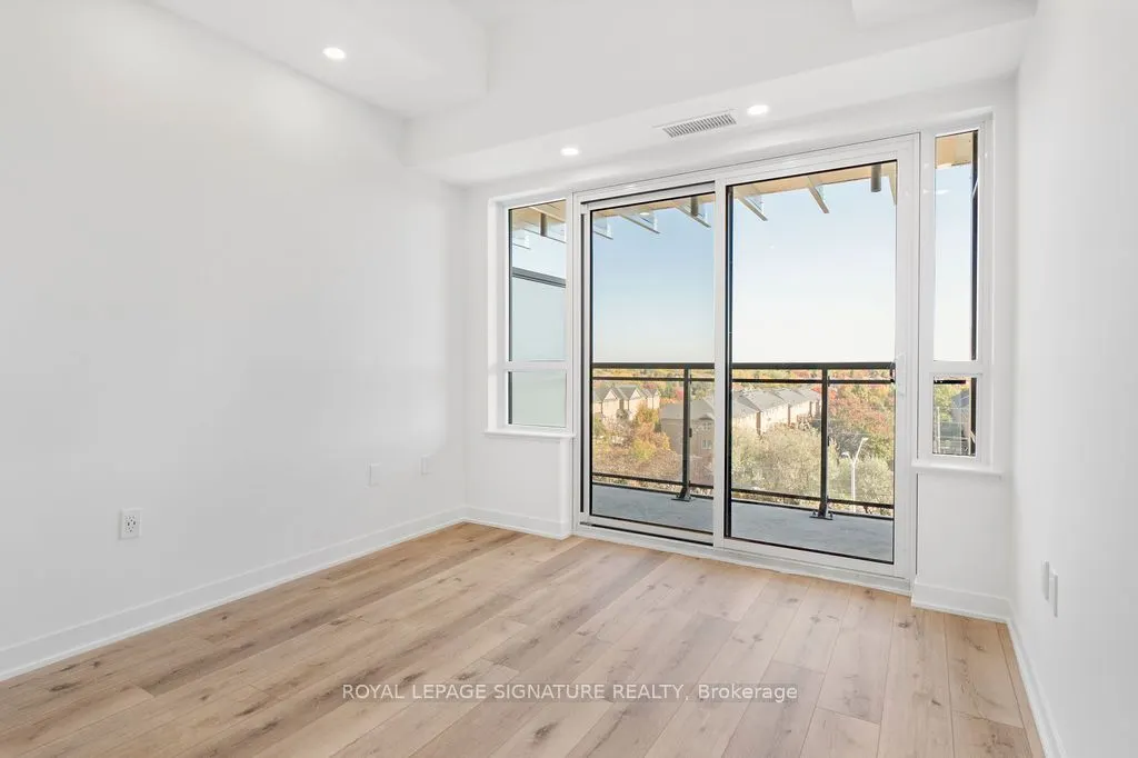 395 Dundas Street W, #513