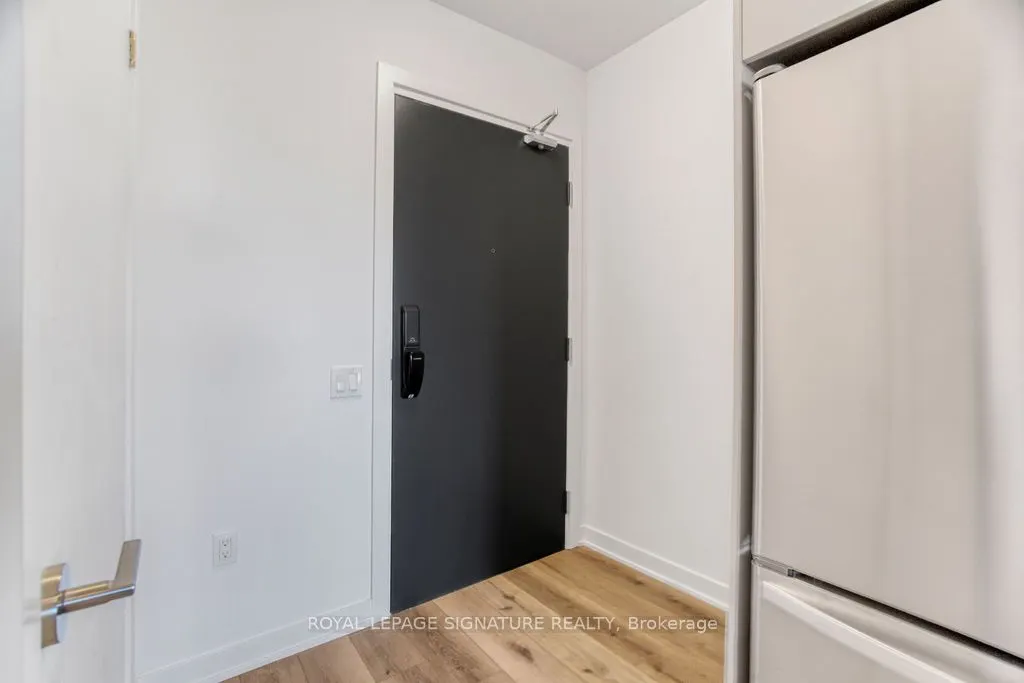 395 Dundas Street W, #513