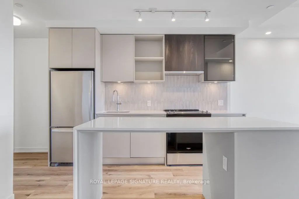 395 Dundas Street W, #513