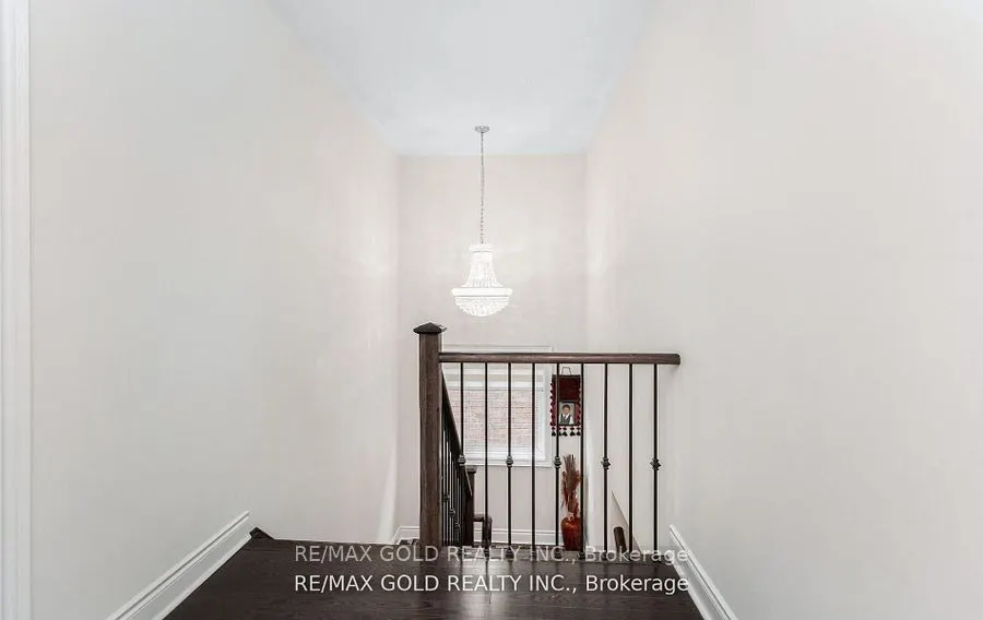 4 Buttonwood Road, #(Main & Second Floor)