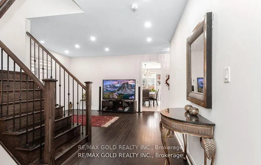 4 Buttonwood Road, #(Main & Second Floor)