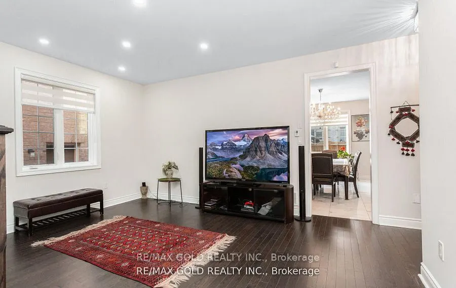 4 Buttonwood Road, #(Main & Second Floor)