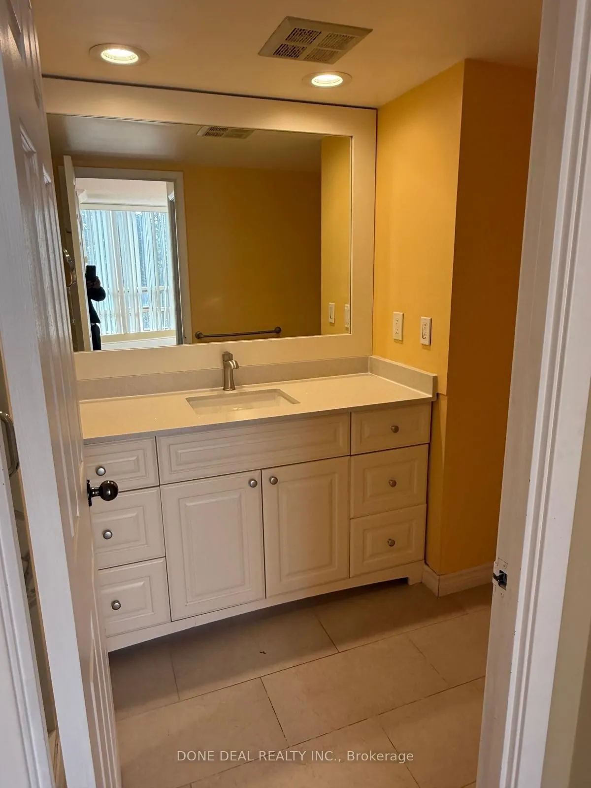 50 Eglinton Avenue W, #207