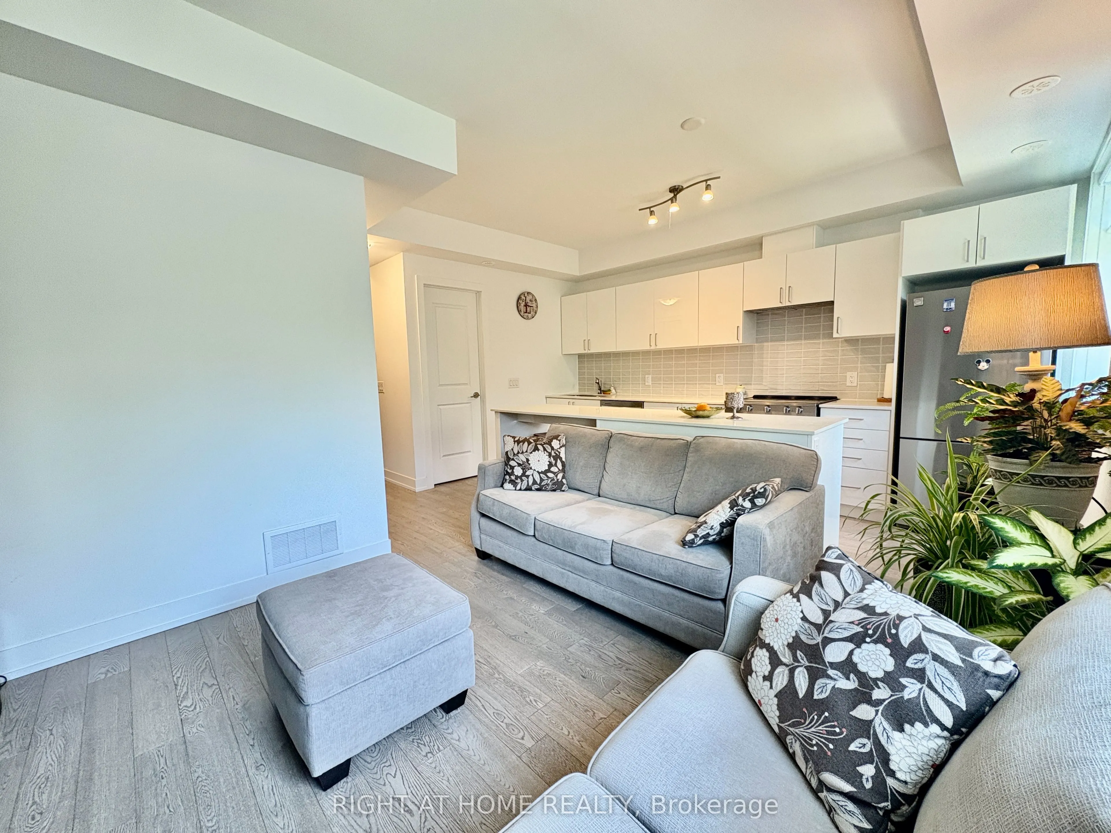 1085 Douglas McCurdy Common, #211