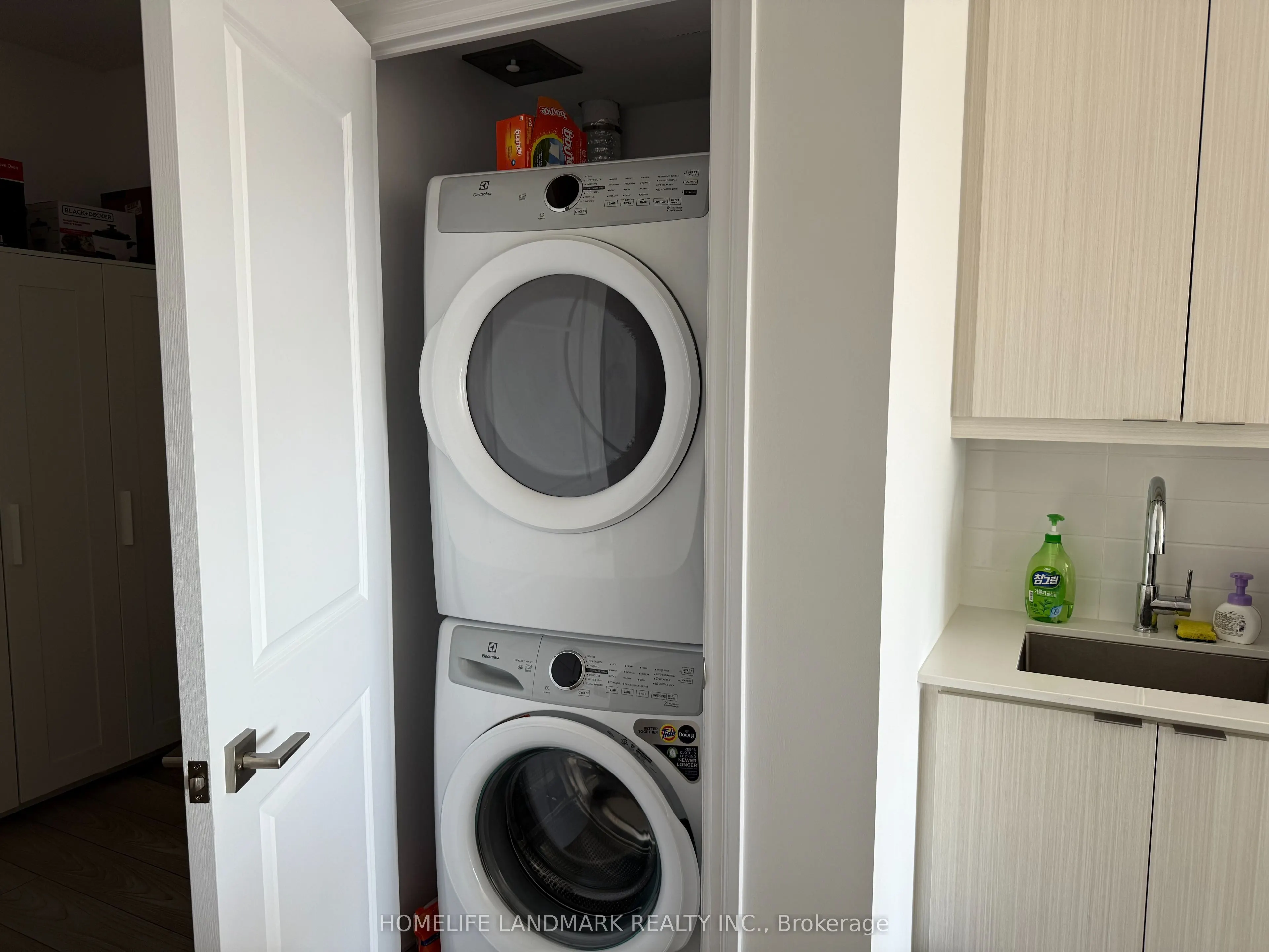 36 ELM Drive W, #2506
