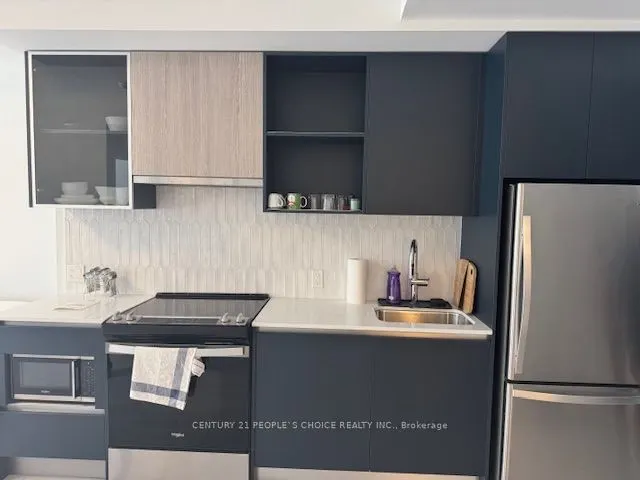 395 Dundas Street W, #425