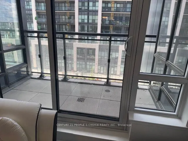 395 Dundas Street W, #425