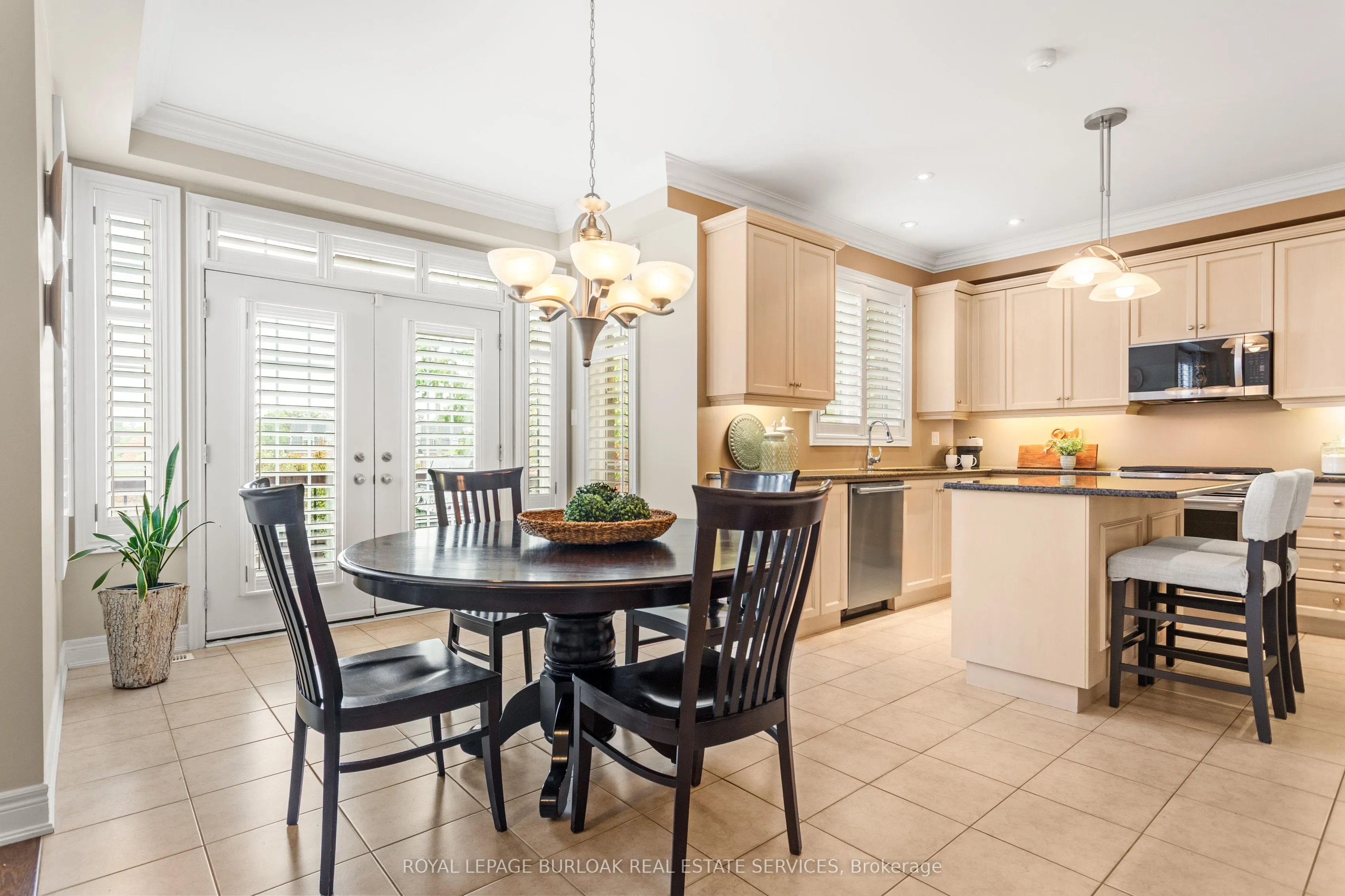 2135 Devonshire Crescent
