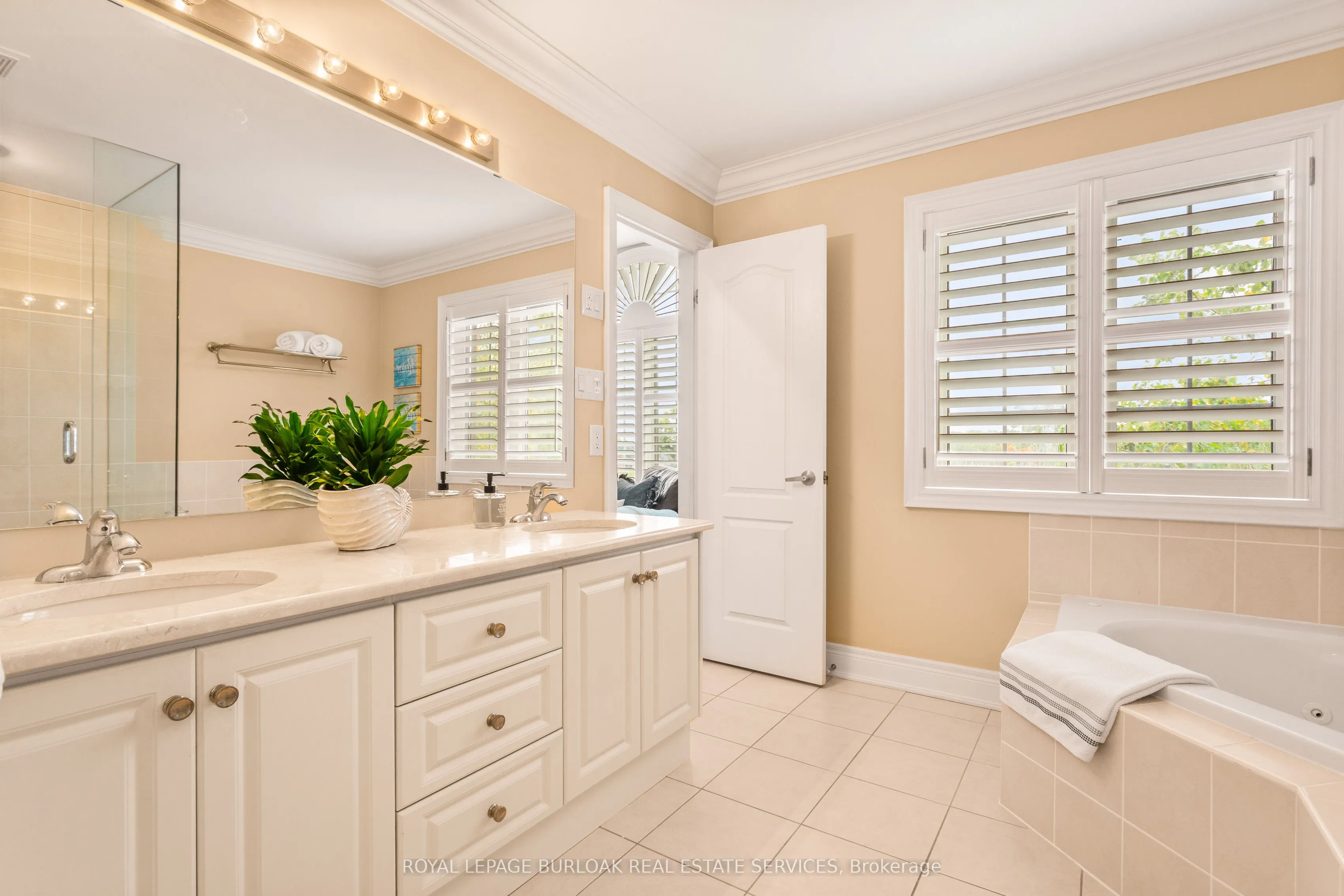 2135 Devonshire Crescent