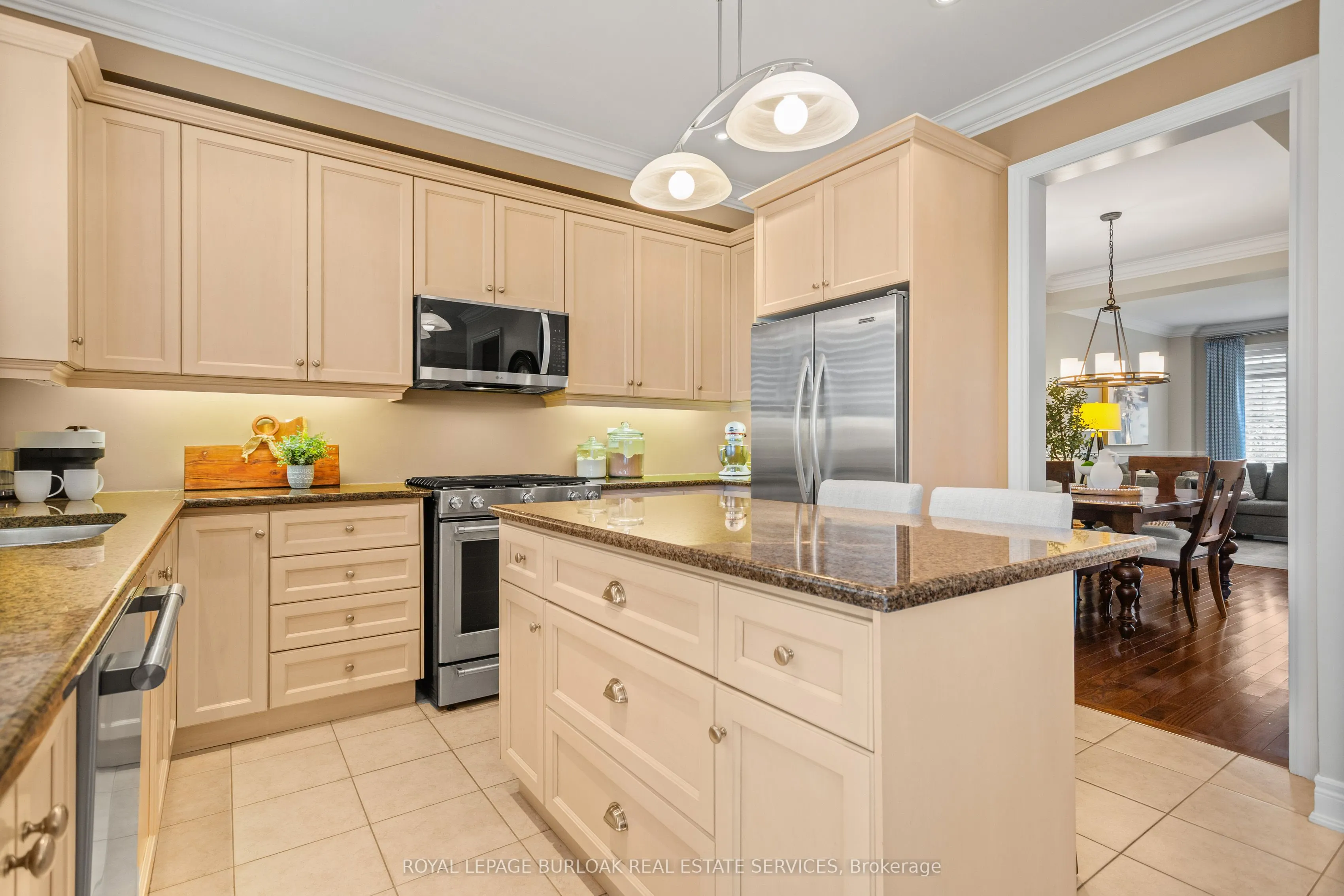 2135 Devonshire Crescent