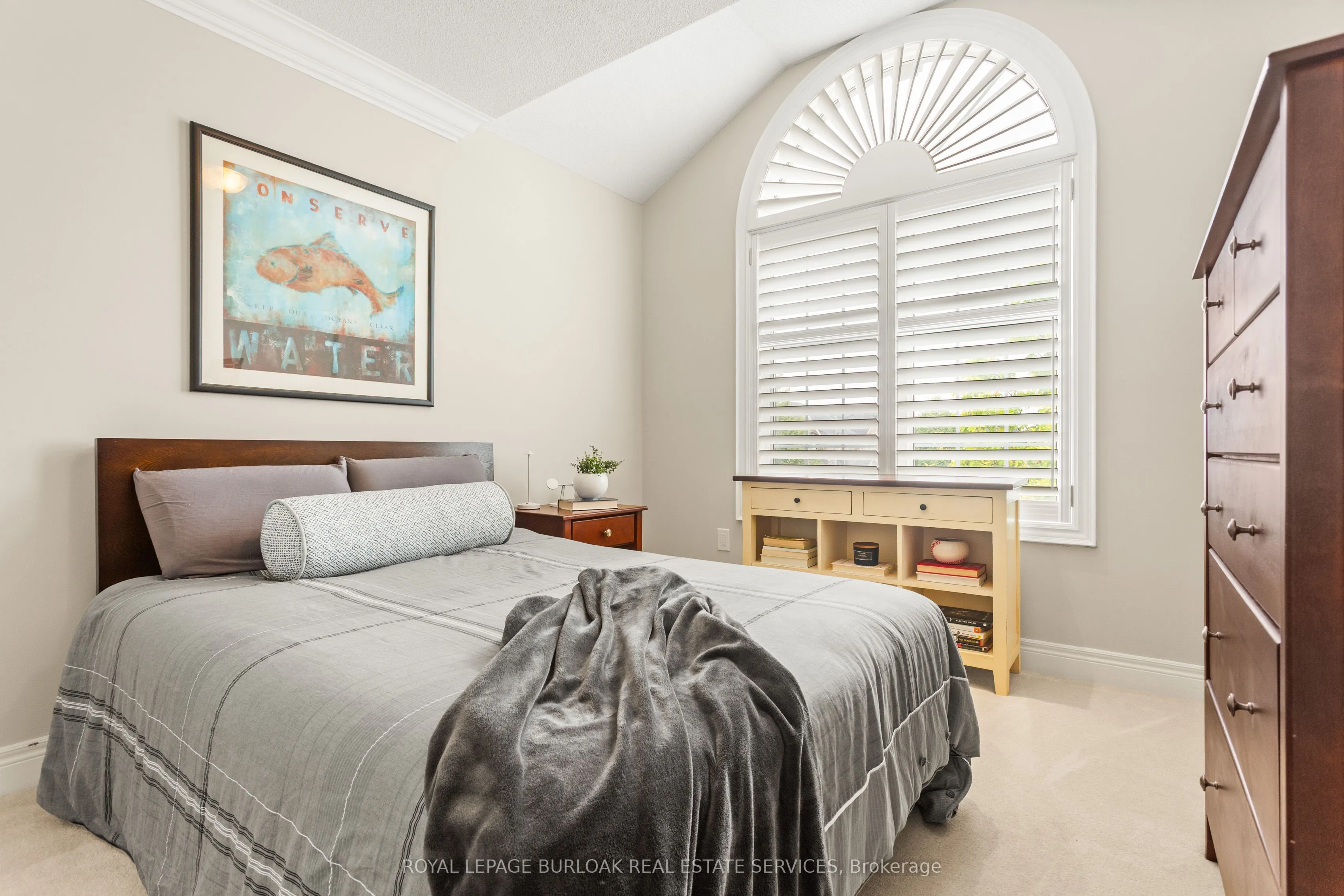 2135 Devonshire Crescent
