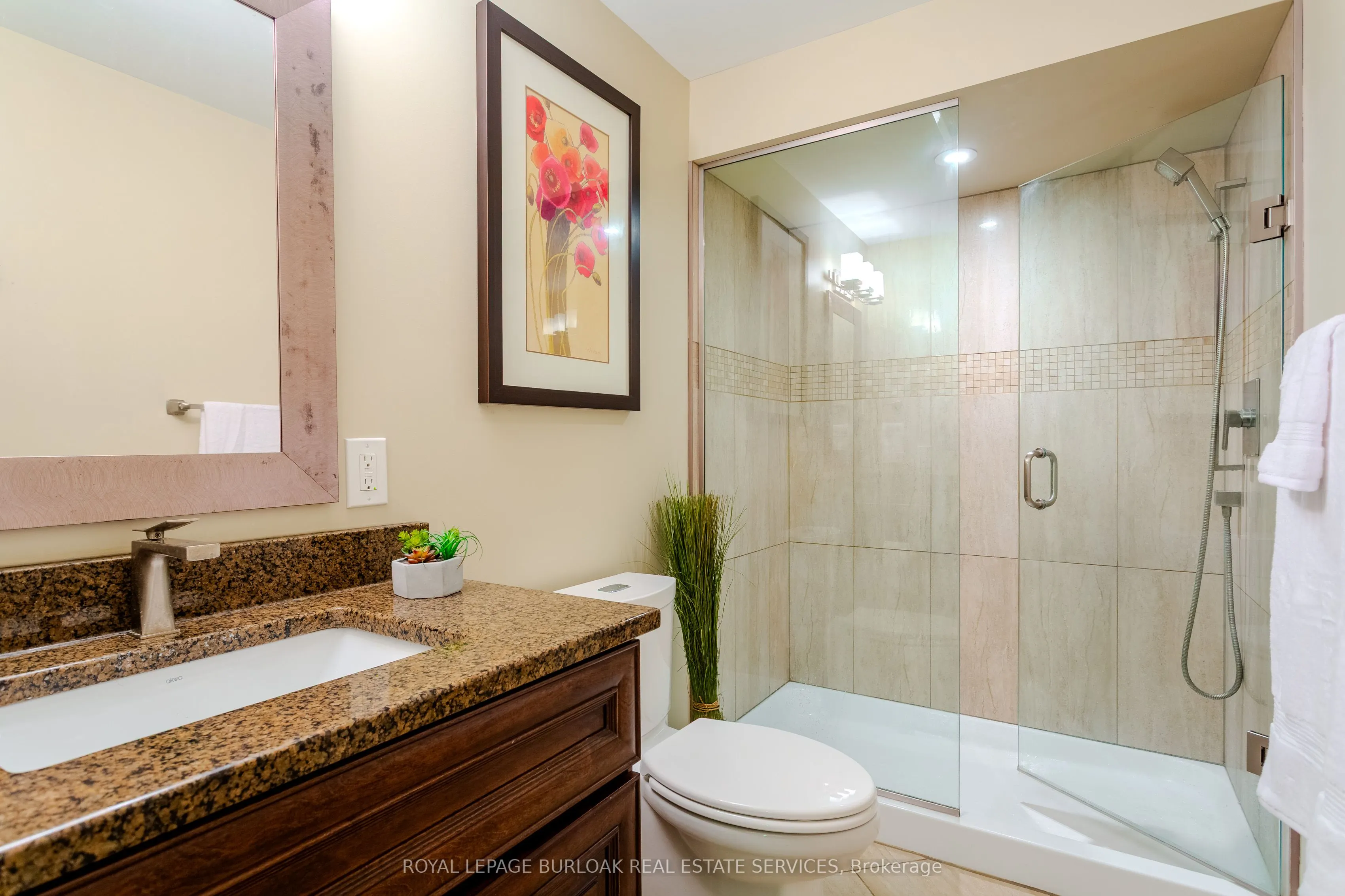 2135 Devonshire Crescent