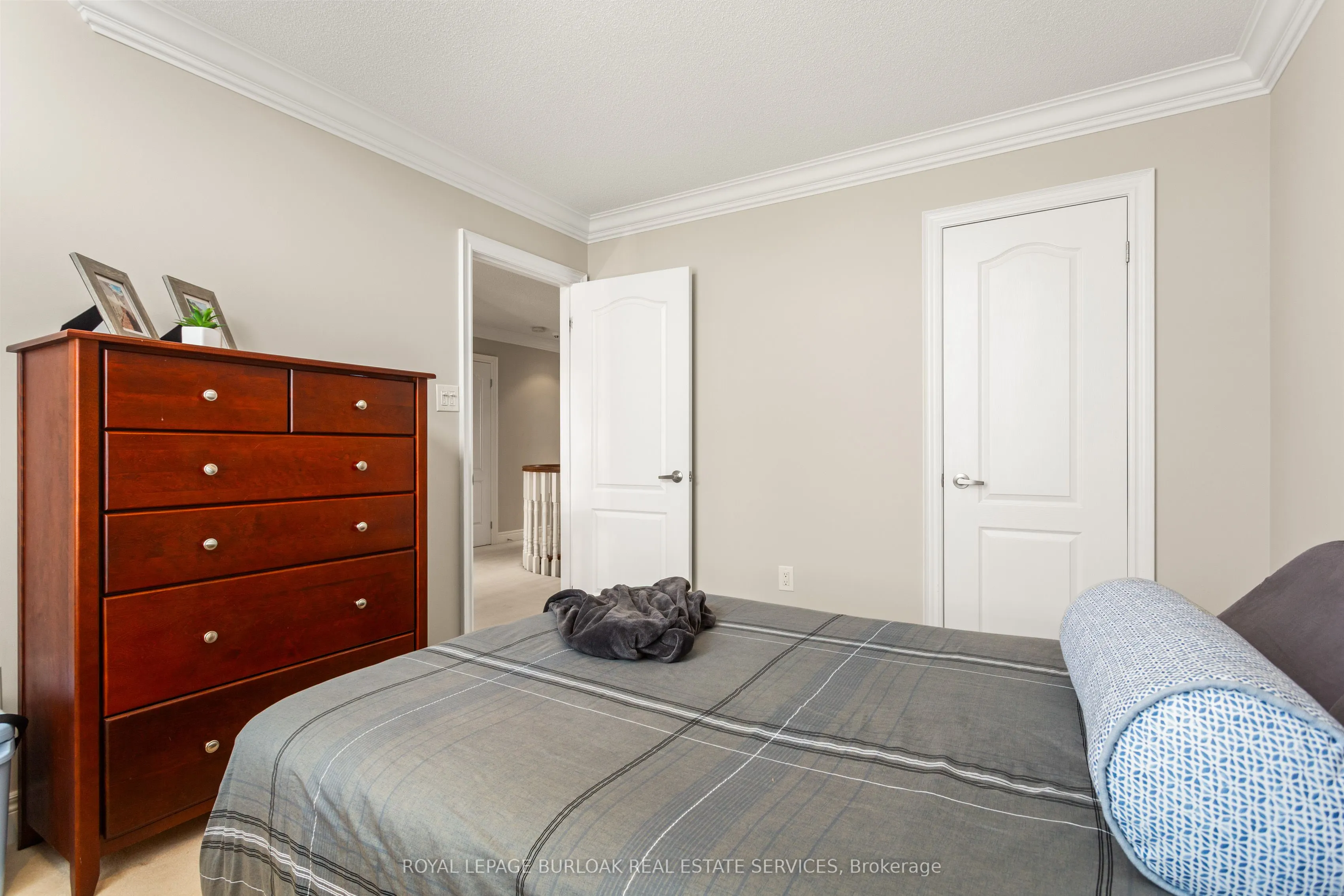 2135 Devonshire Crescent