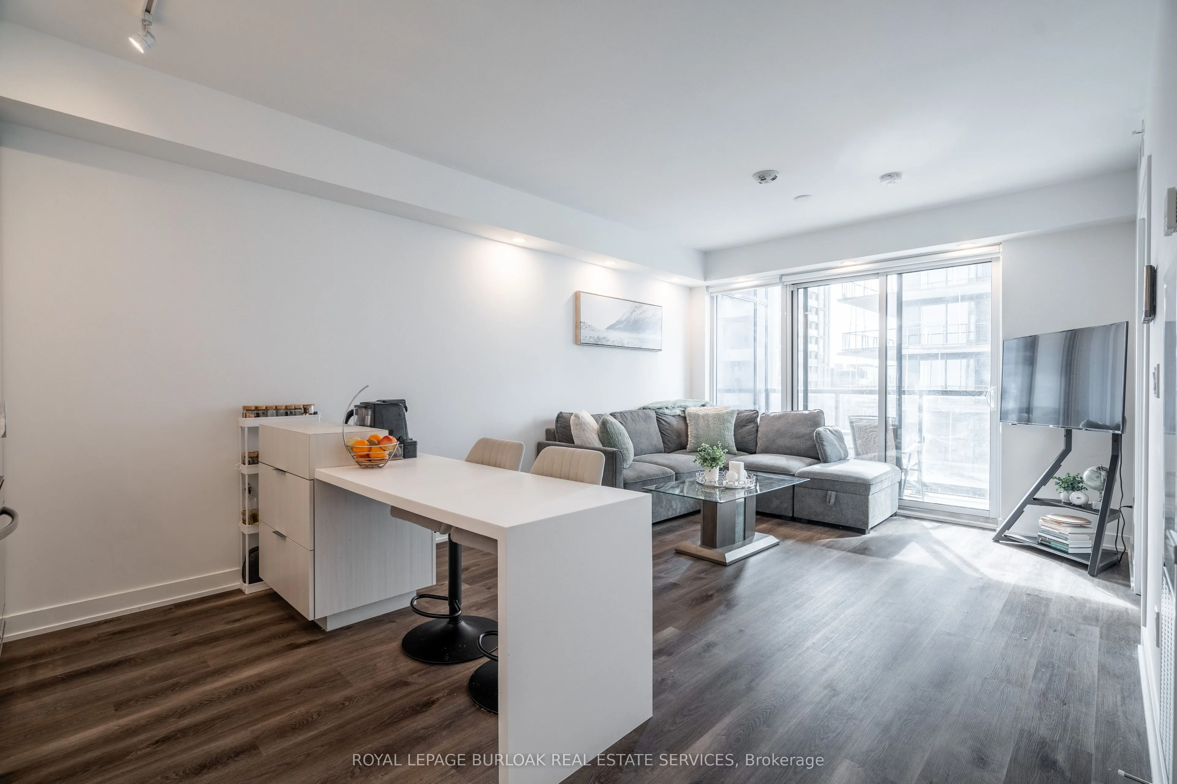 370 Martha Street, #908