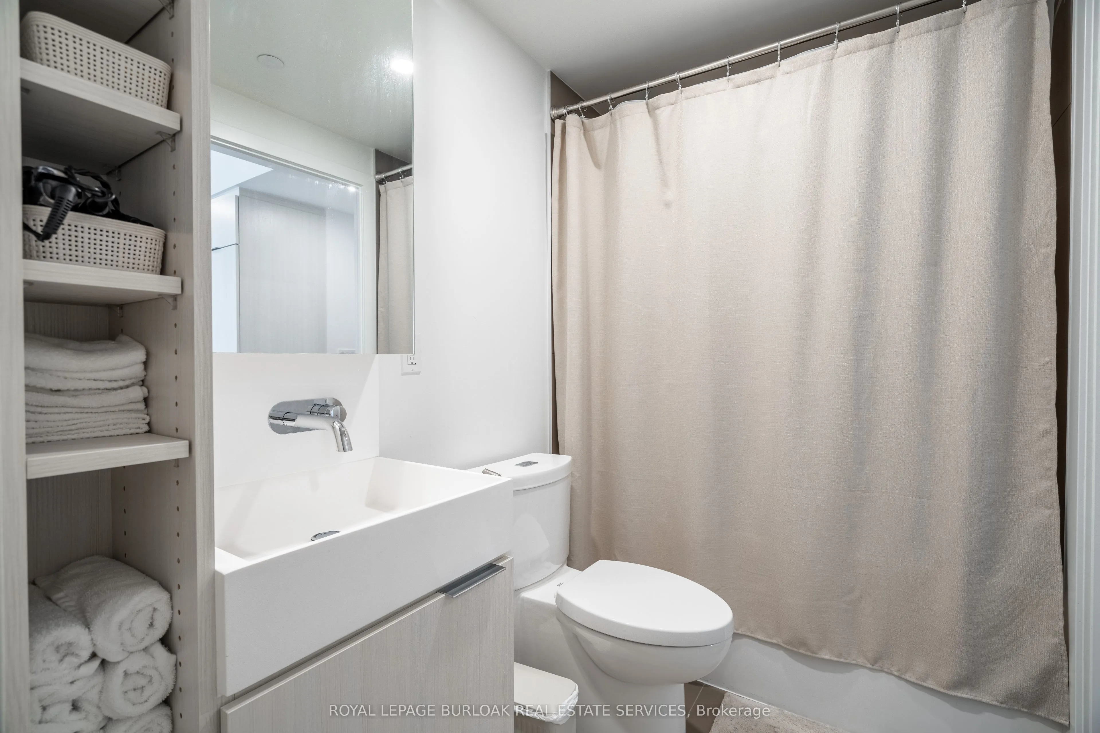 370 Martha Street, #908