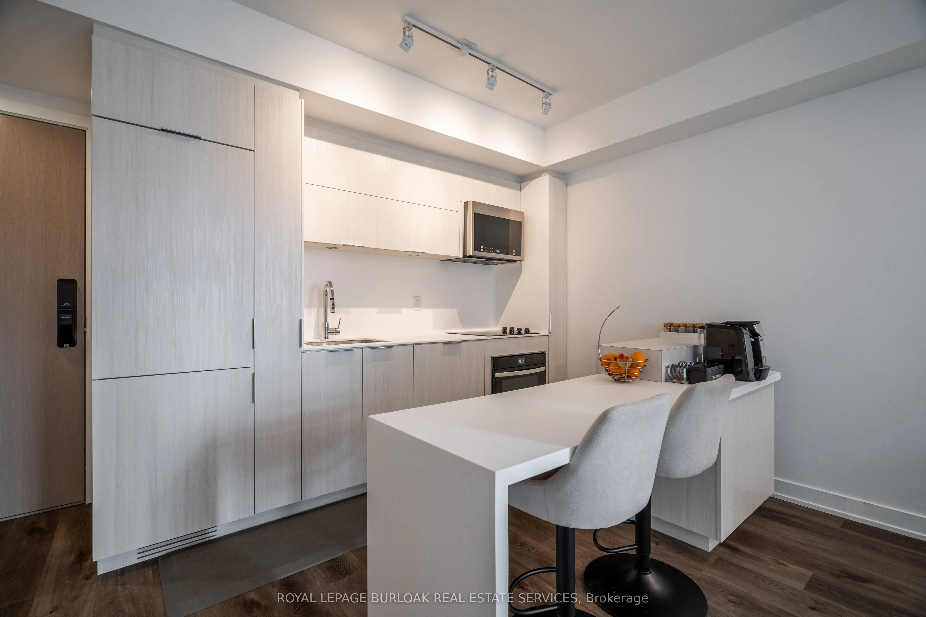 370 Martha Street, #908