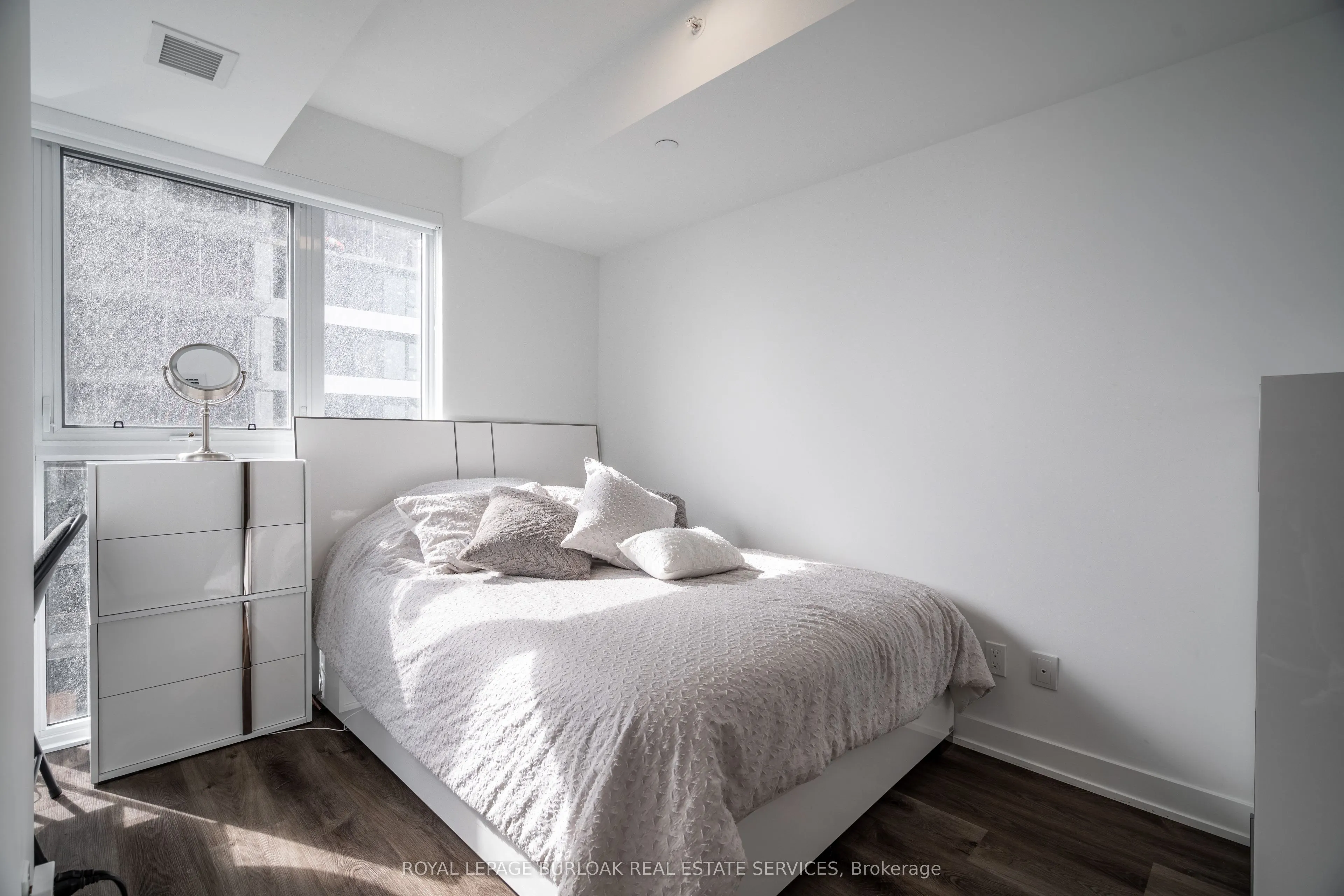 370 Martha Street, #908
