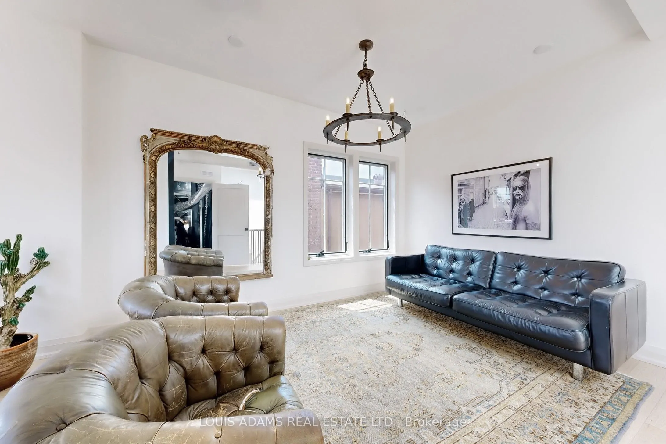 2215 Dundas Street W