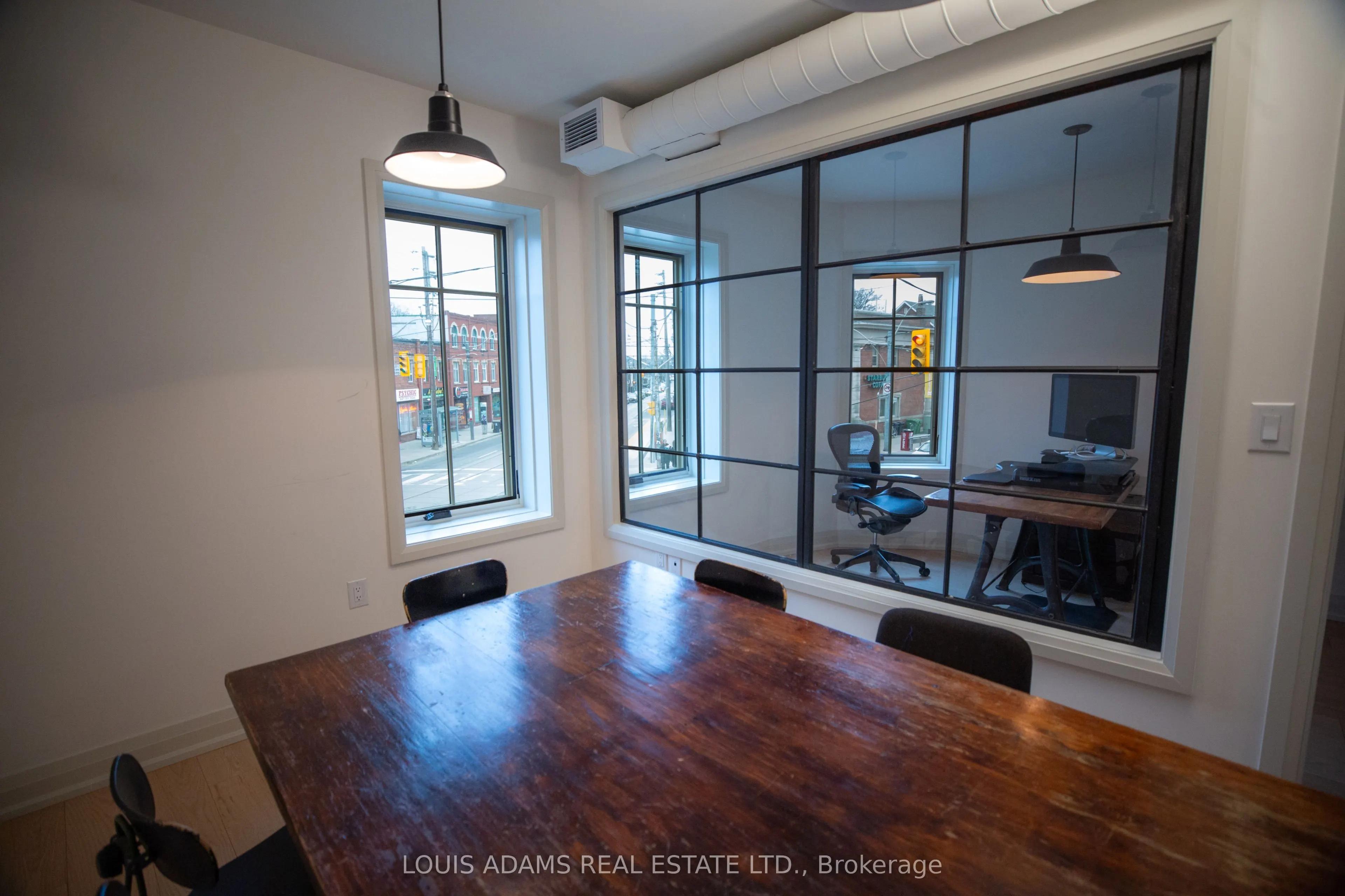 2215 Dundas Street W