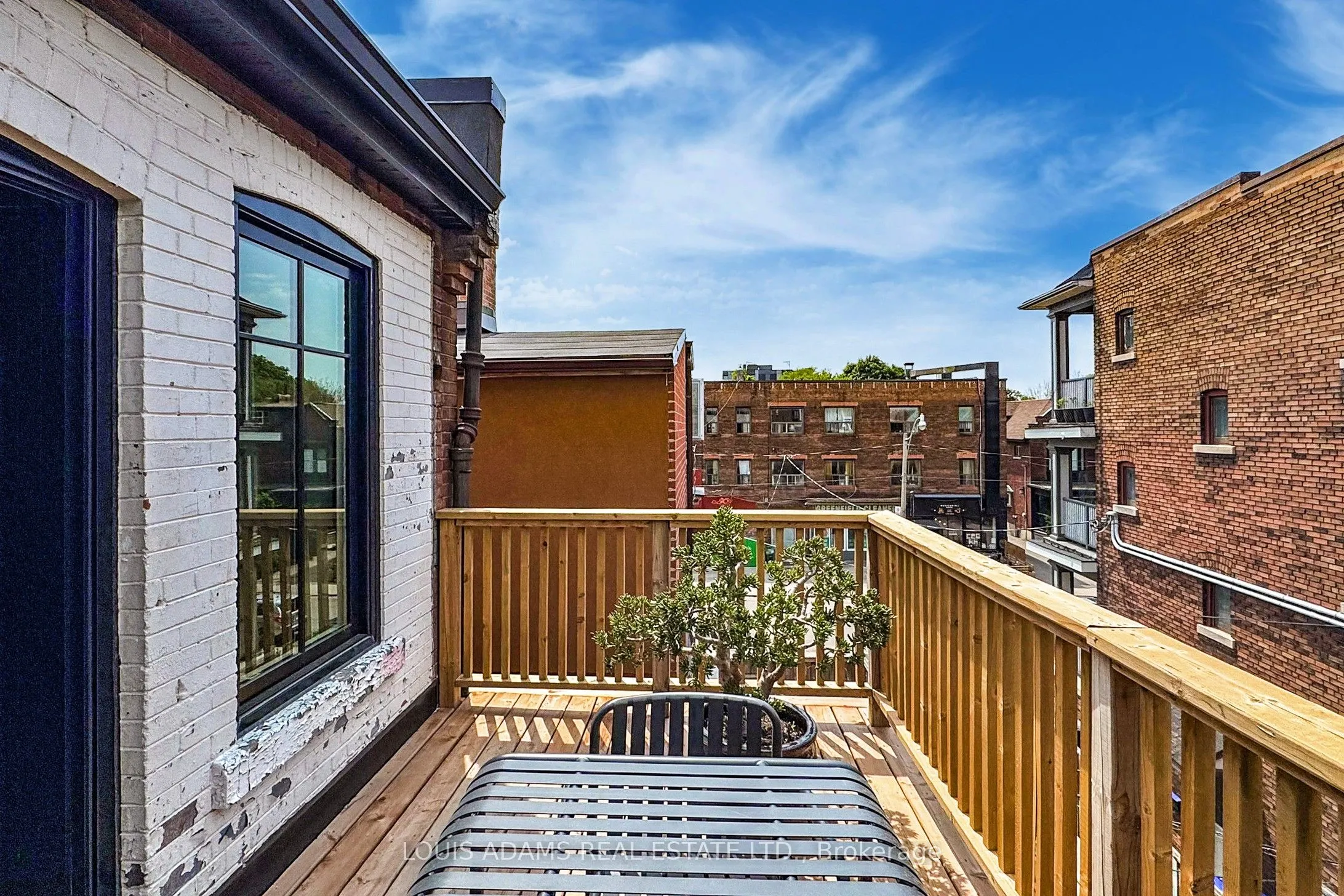 2215 Dundas Street W