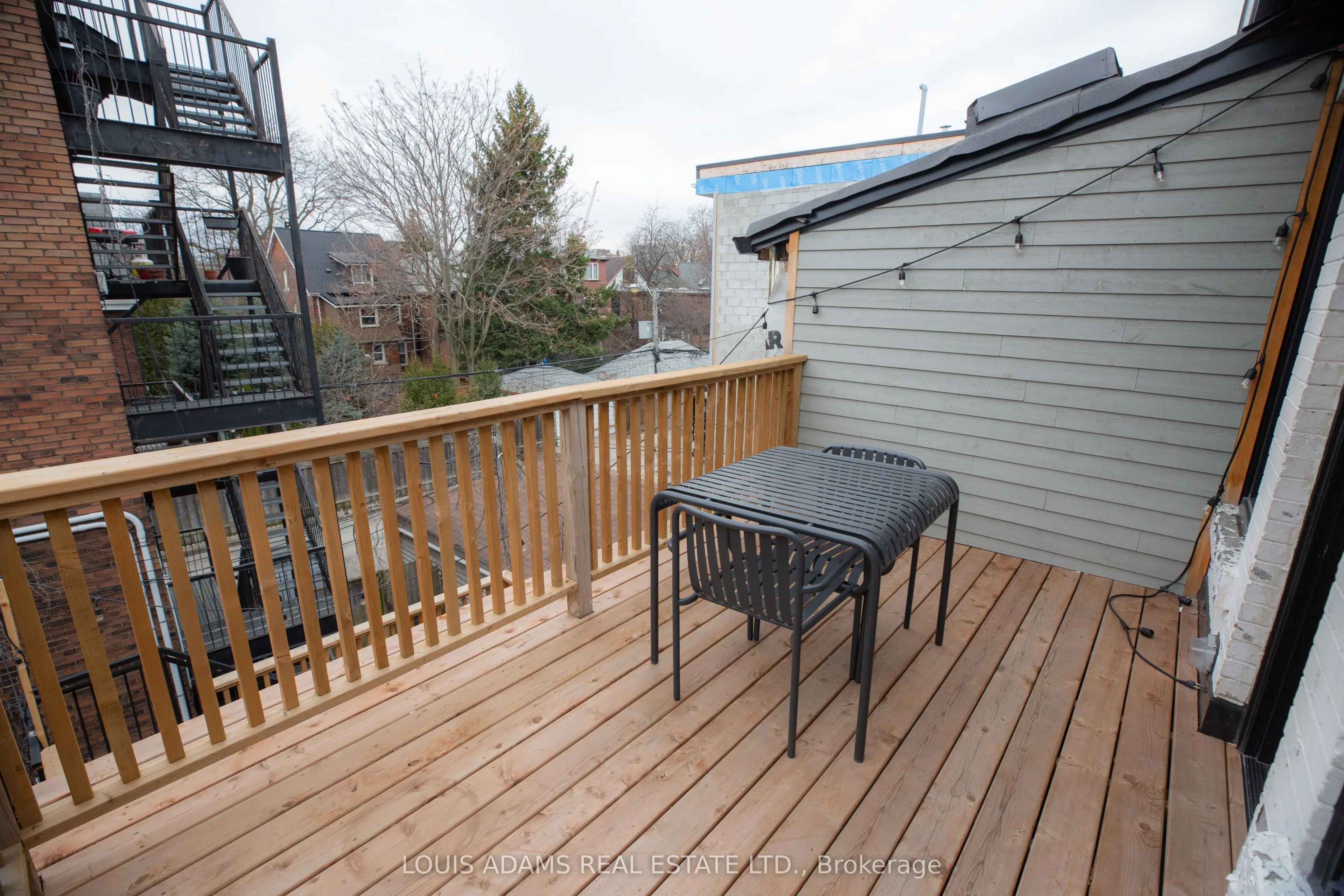 2215 Dundas Street W