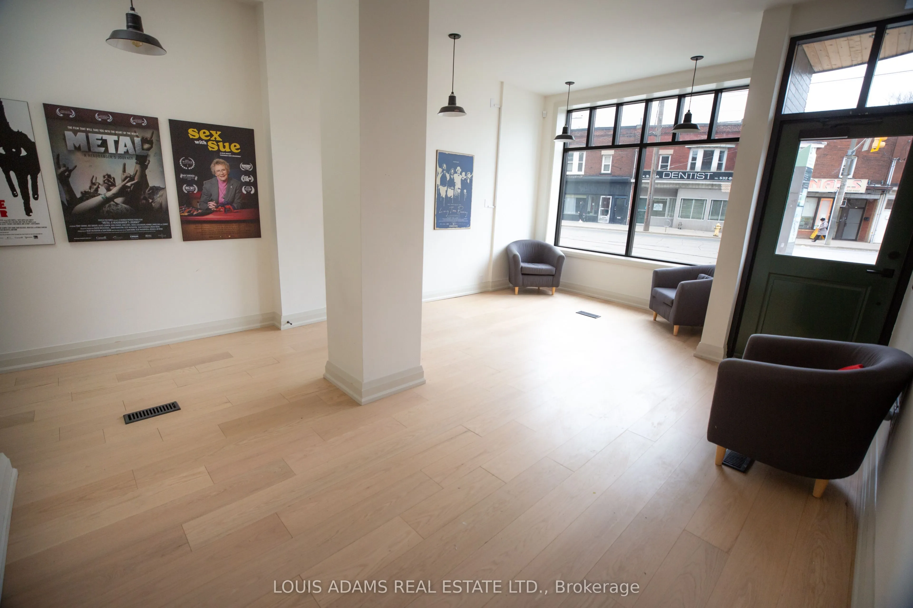 2215 Dundas Street W