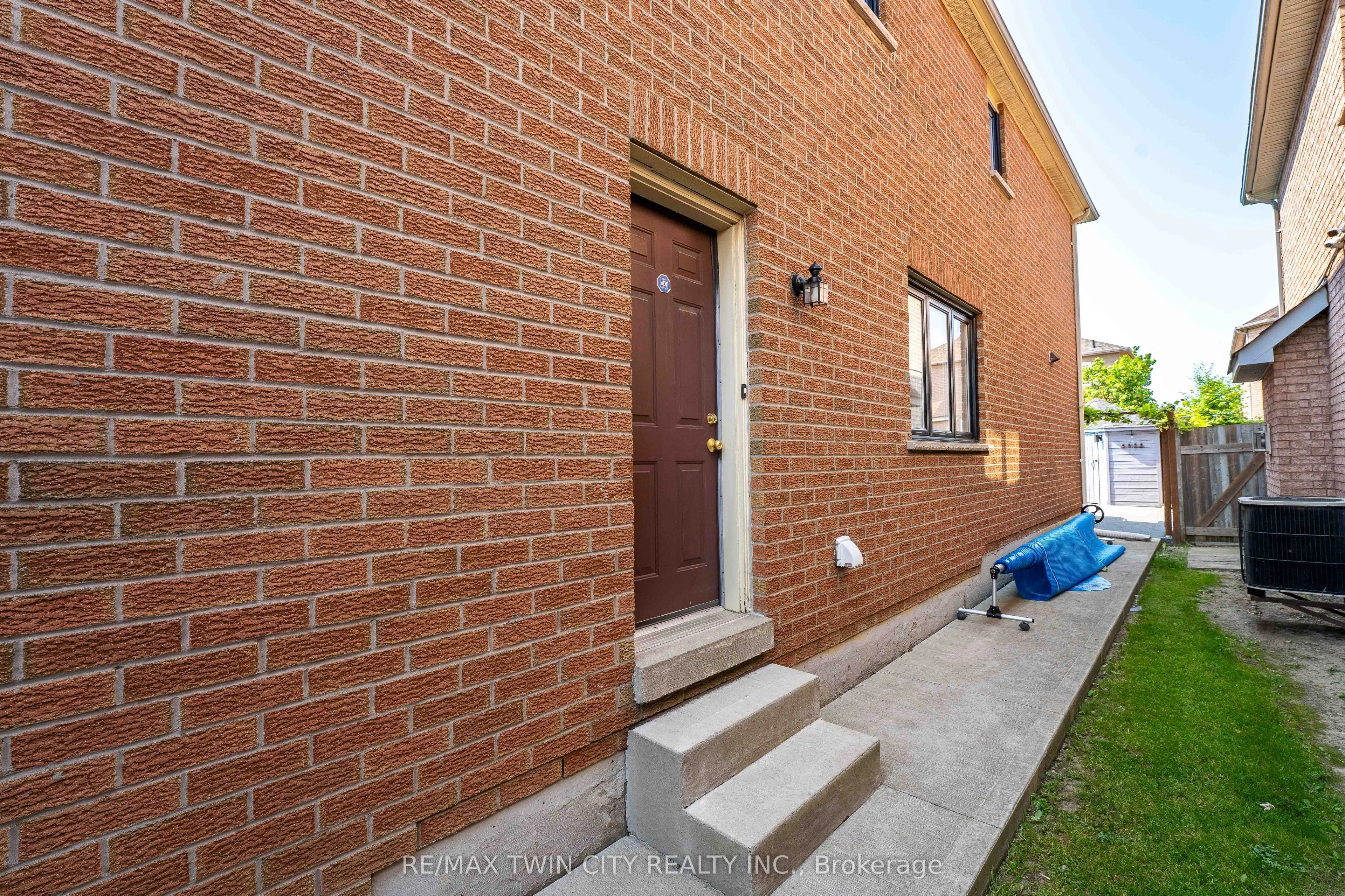 670 Peter Robertson Boulevard