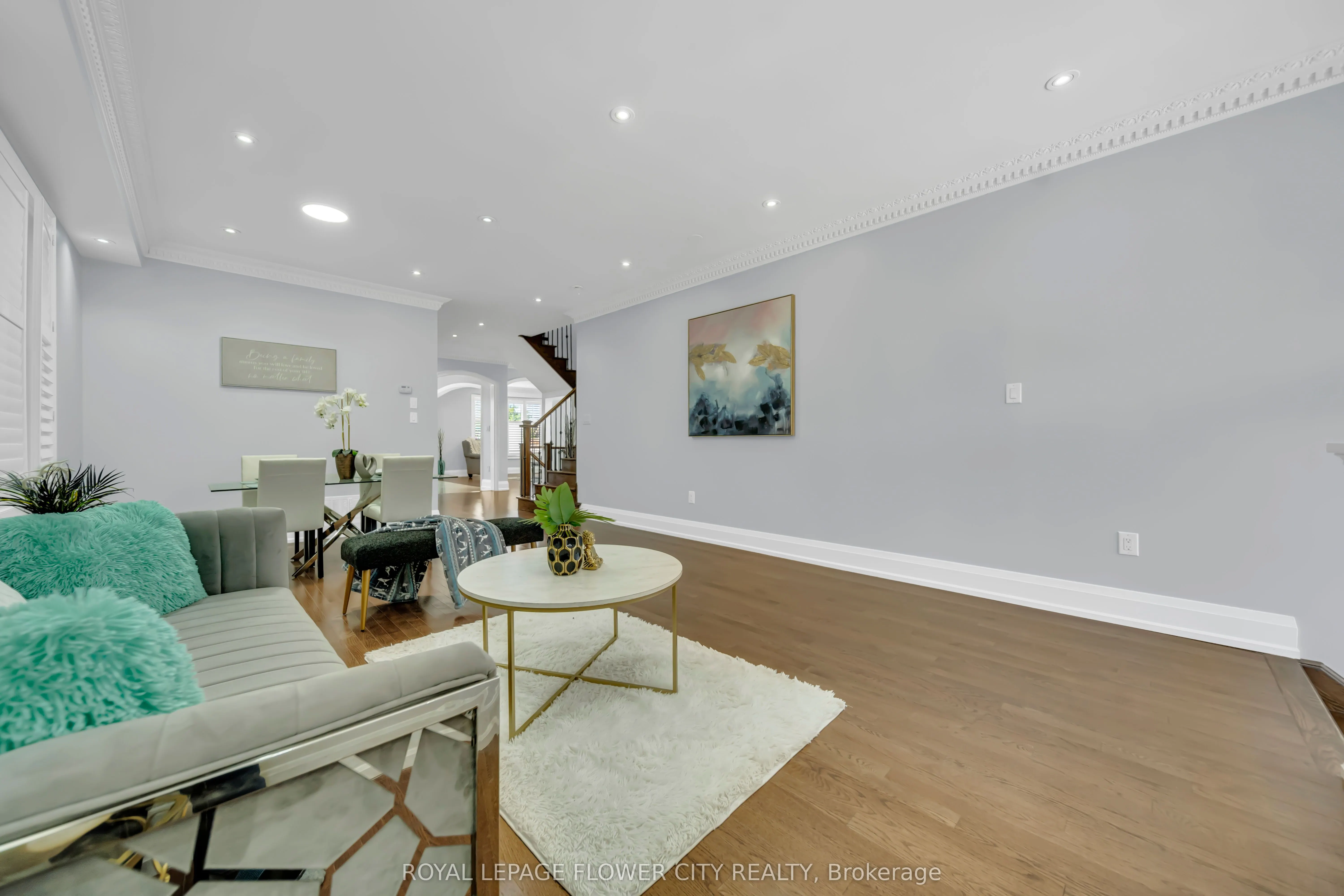 44 YOUNG GARDEN Crescent