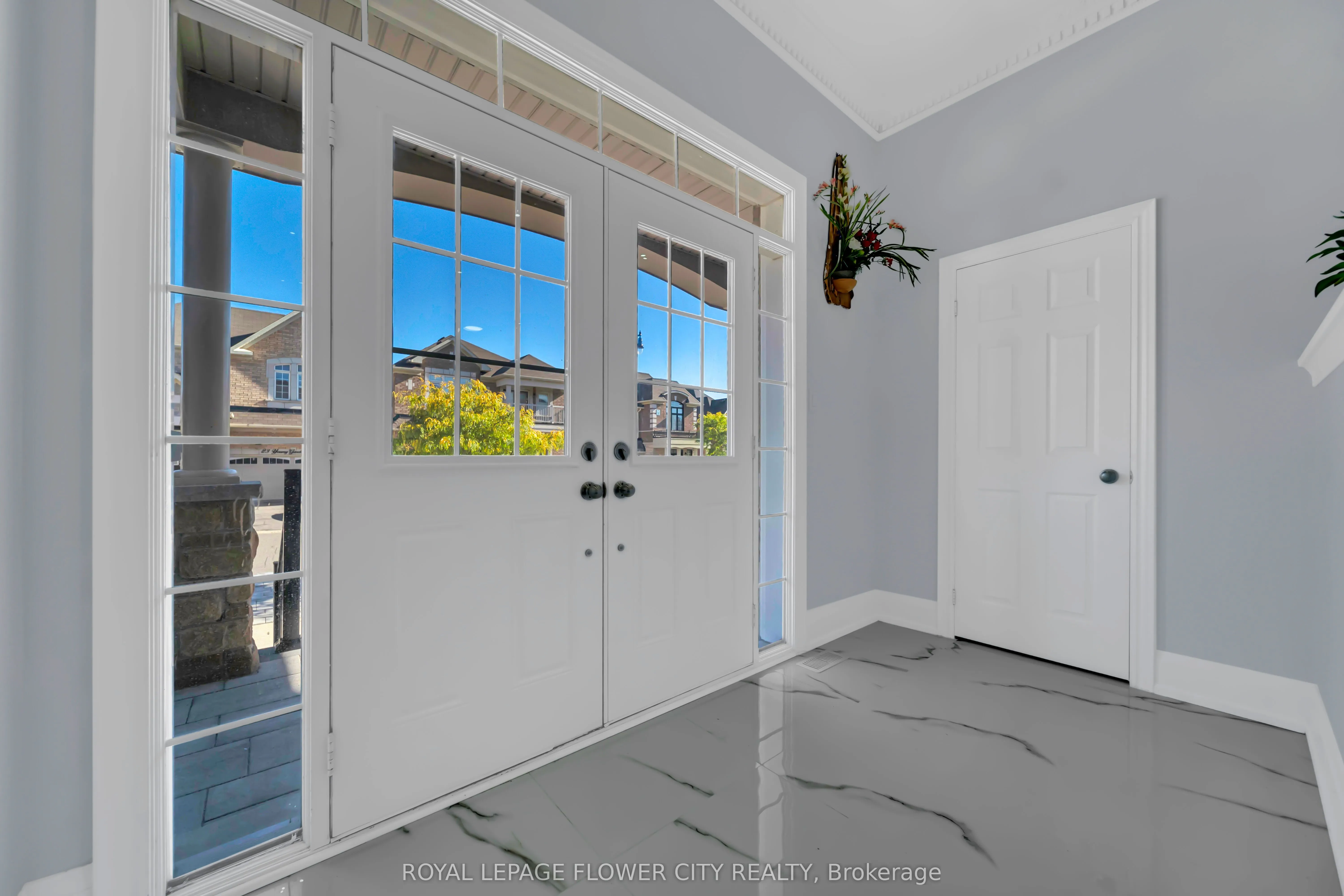 44 YOUNG GARDEN Crescent