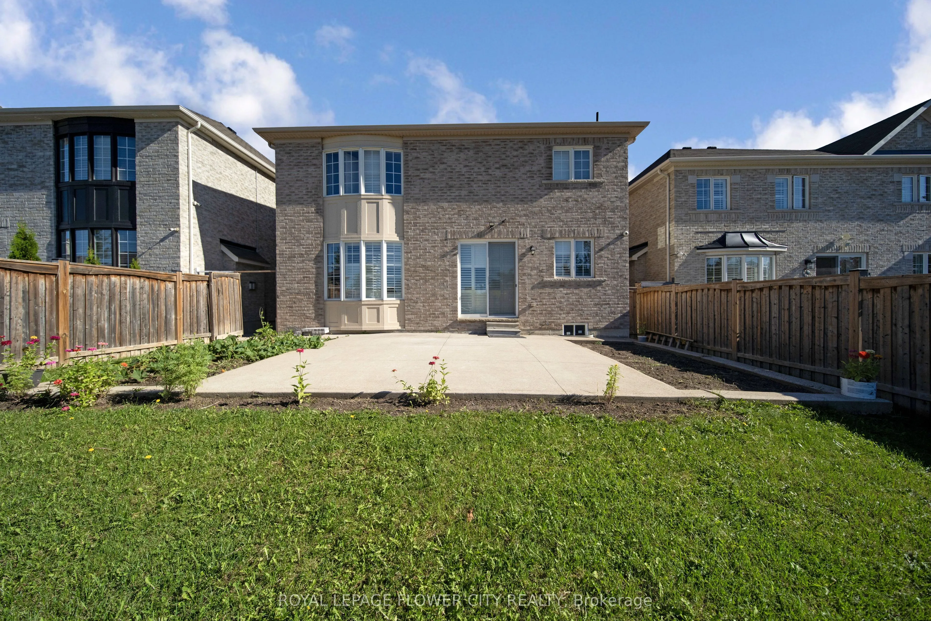 44 YOUNG GARDEN Crescent