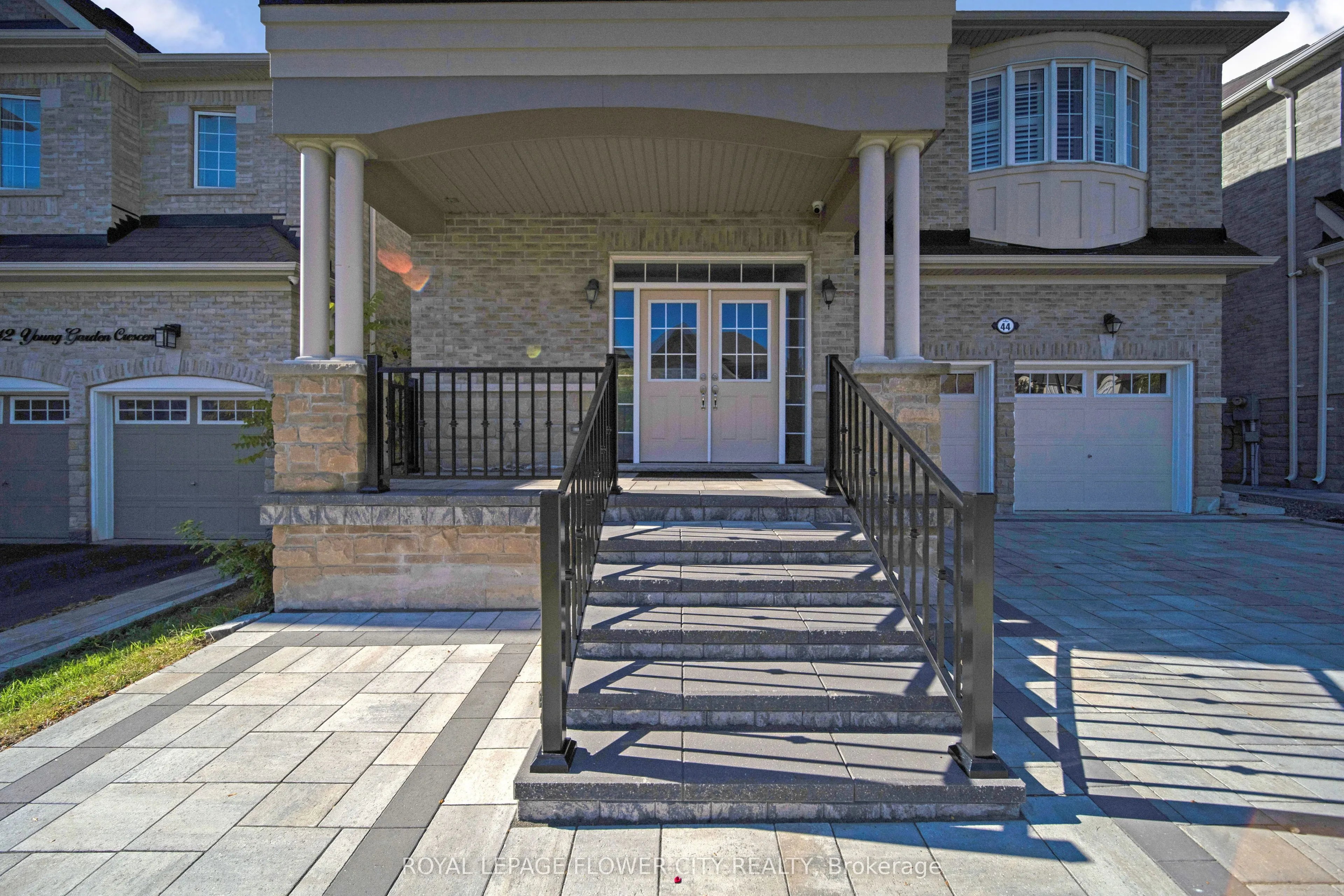 44 YOUNG GARDEN Crescent