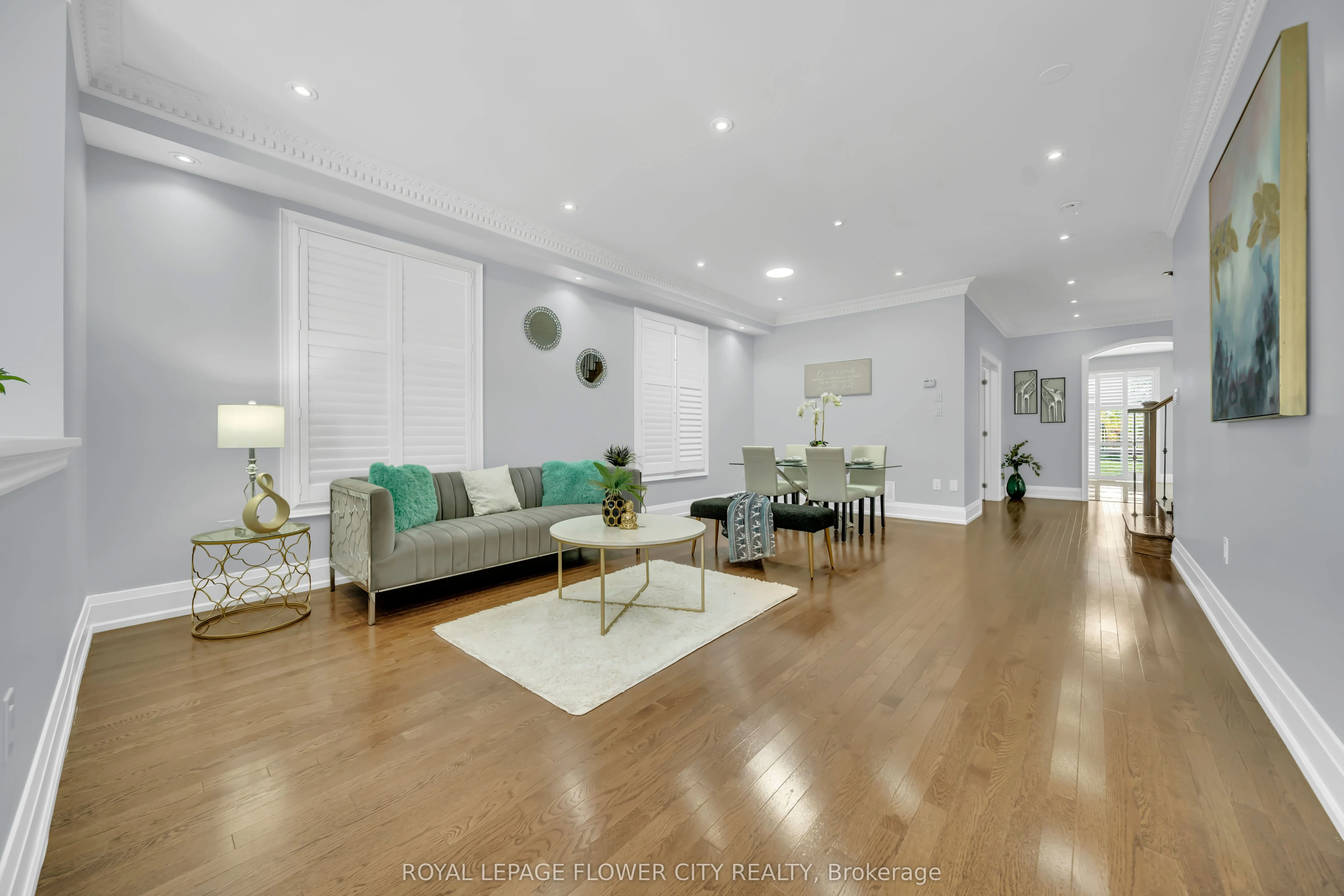44 YOUNG GARDEN Crescent